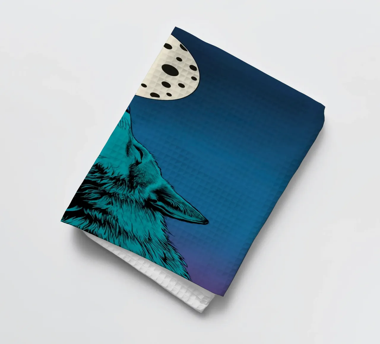 un loup hurlant sur une lune tachetée torchon de DesignDoodle