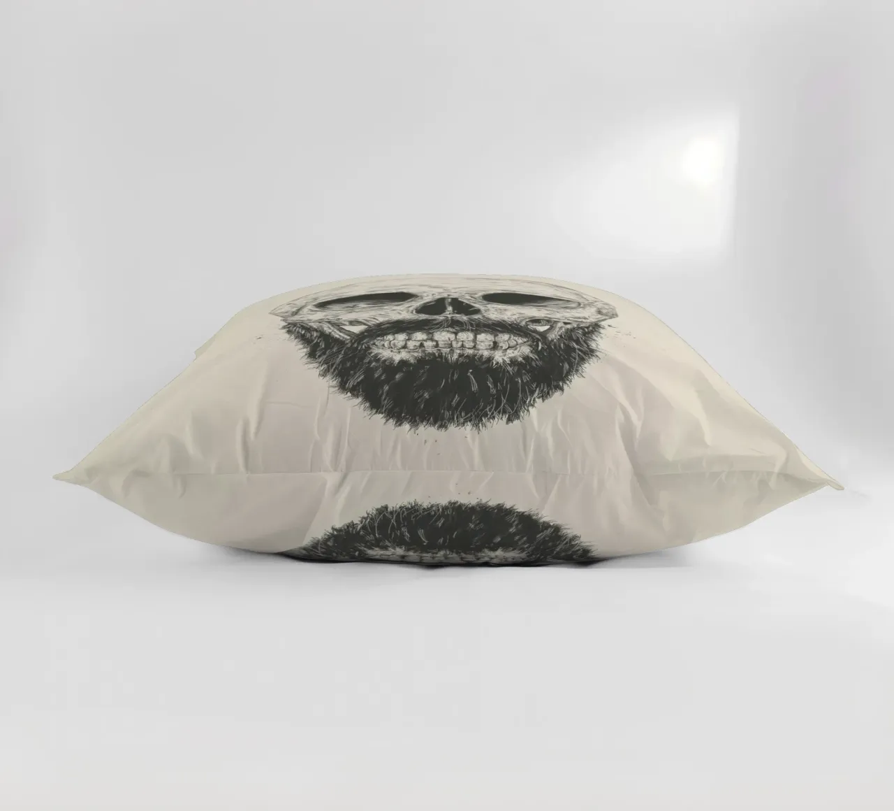 The beard is not dead cuscino da Balazs Solti
