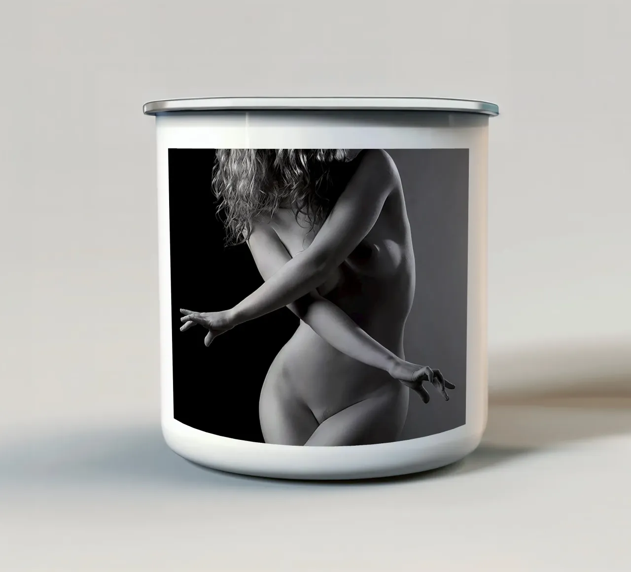 Holly Criss Crossed Mono tazza in smalto da Dave Hare Photography