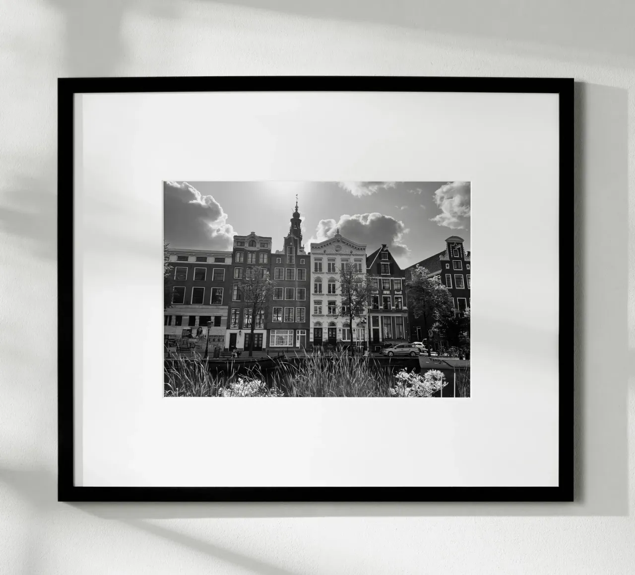 Amsterdam con la luce del sole poster con telaio in legno da Atelier Fabe