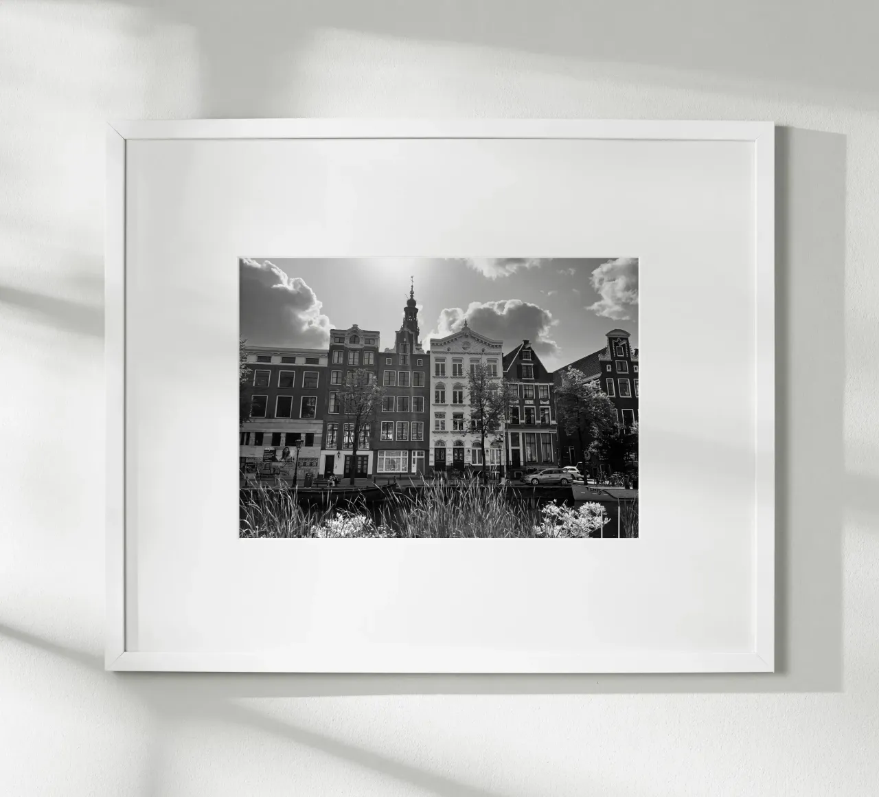 Amsterdam con la luce del sole poster con telaio in legno da Atelier Fabe