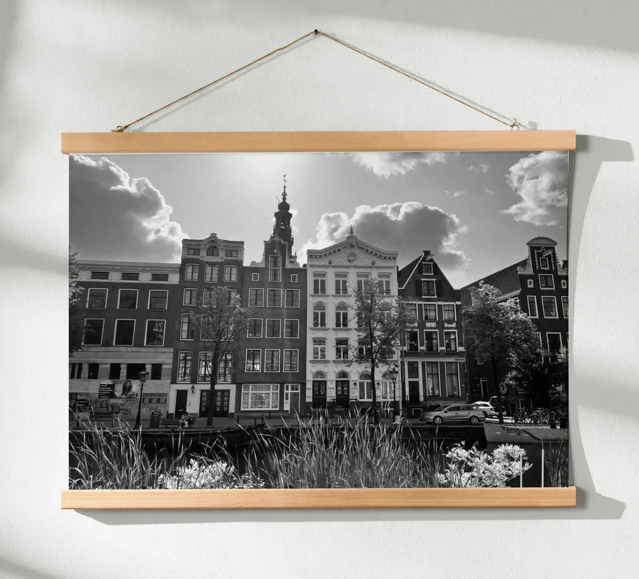 Amsterdam con la luce del sole poster con telaio in legno da Atelier Fabe