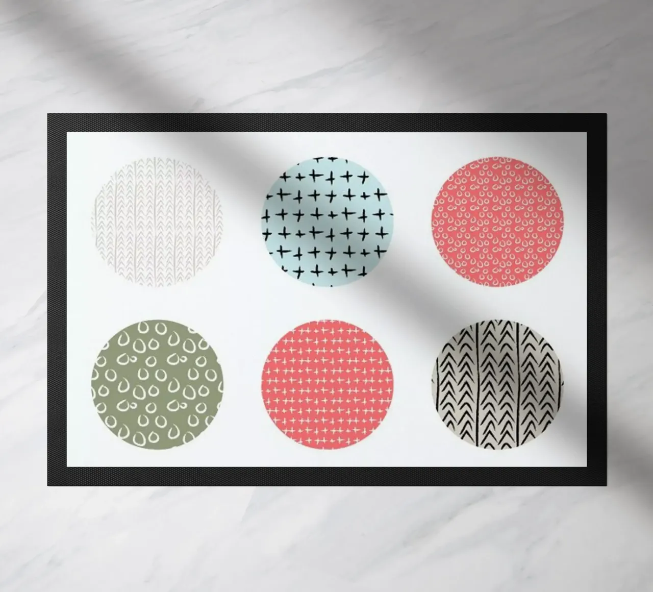 Patterned dots Fußmatte von Maria Kritzas