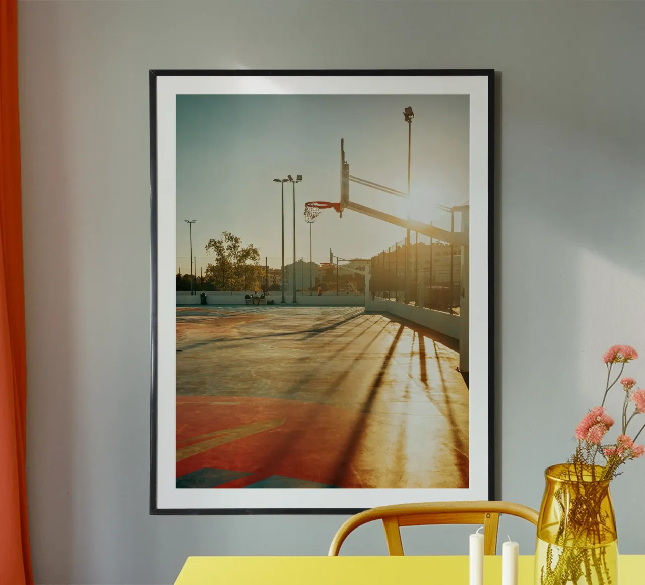 Golden Hour Basketball poster con telaio in legno da Thilo Grøsch