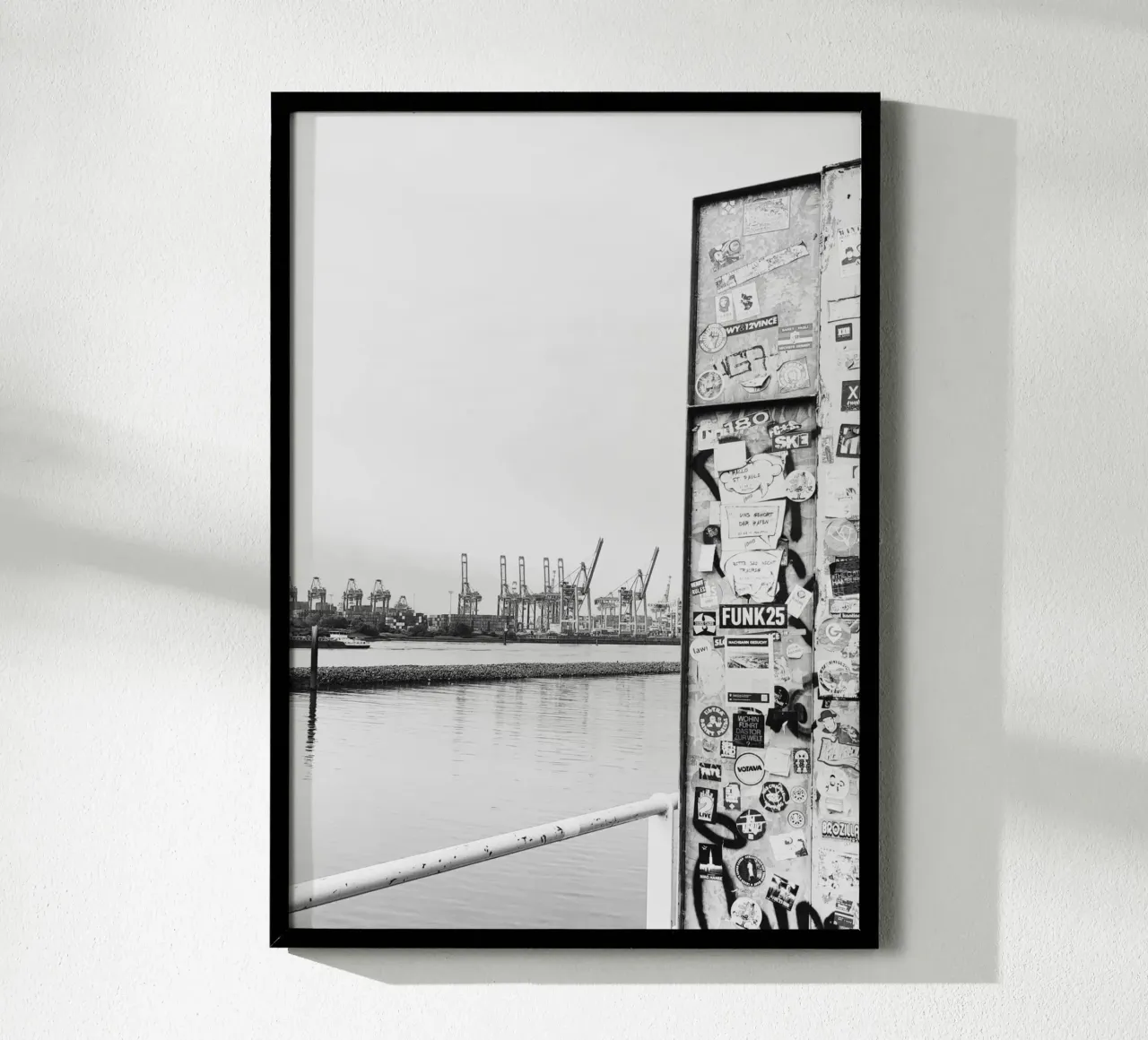 Harbor Rebels poster con telaio in legno da DigiWunderwerk