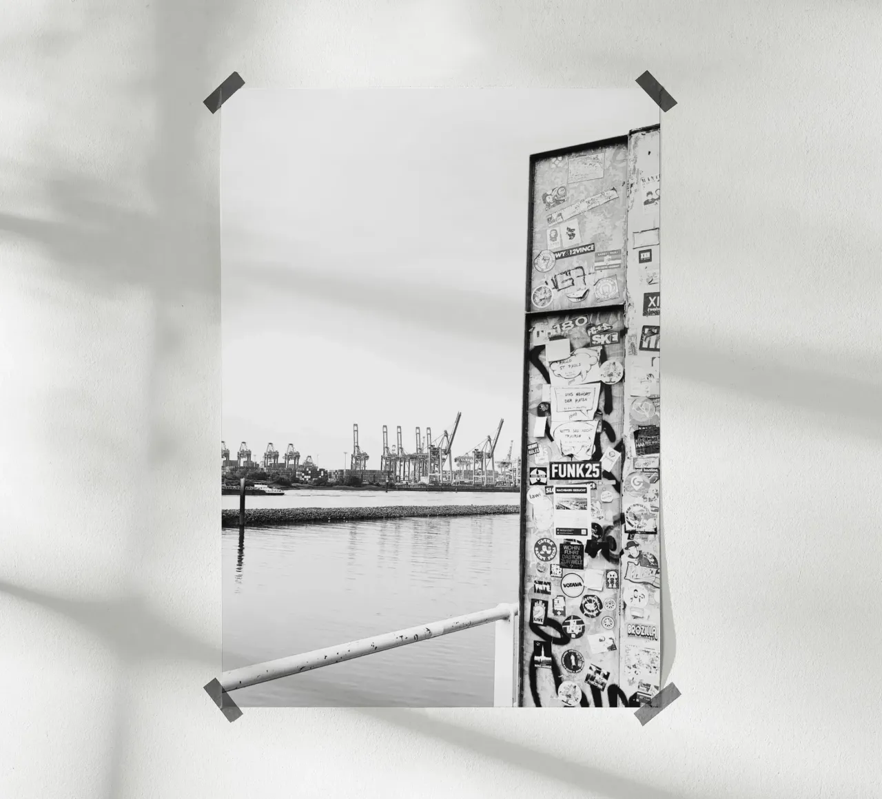 Harbor Rebels poster con telaio in legno da DigiWunderwerk