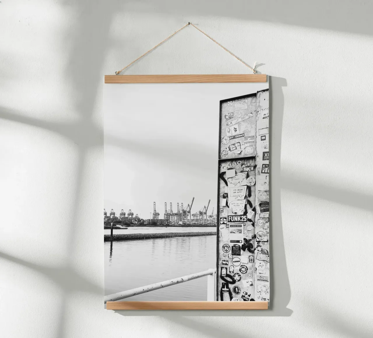 Harbor Rebels poster con telaio in legno da DigiWunderwerk