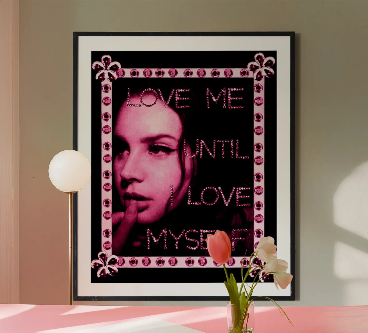 Liebe mich, bis ich mich selbst liebe Lana Del Rey Poster mit Kunststoffrahmen von eliouxence