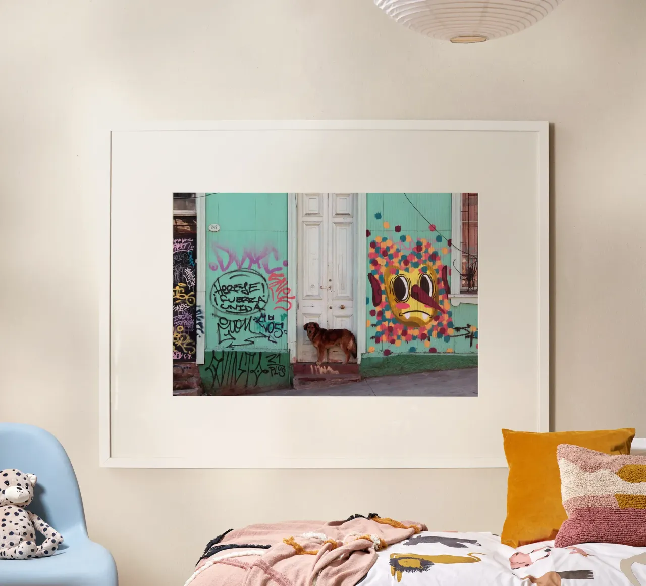 Cane e muro colorato poster con telaio in alluminio da LinaTravels
