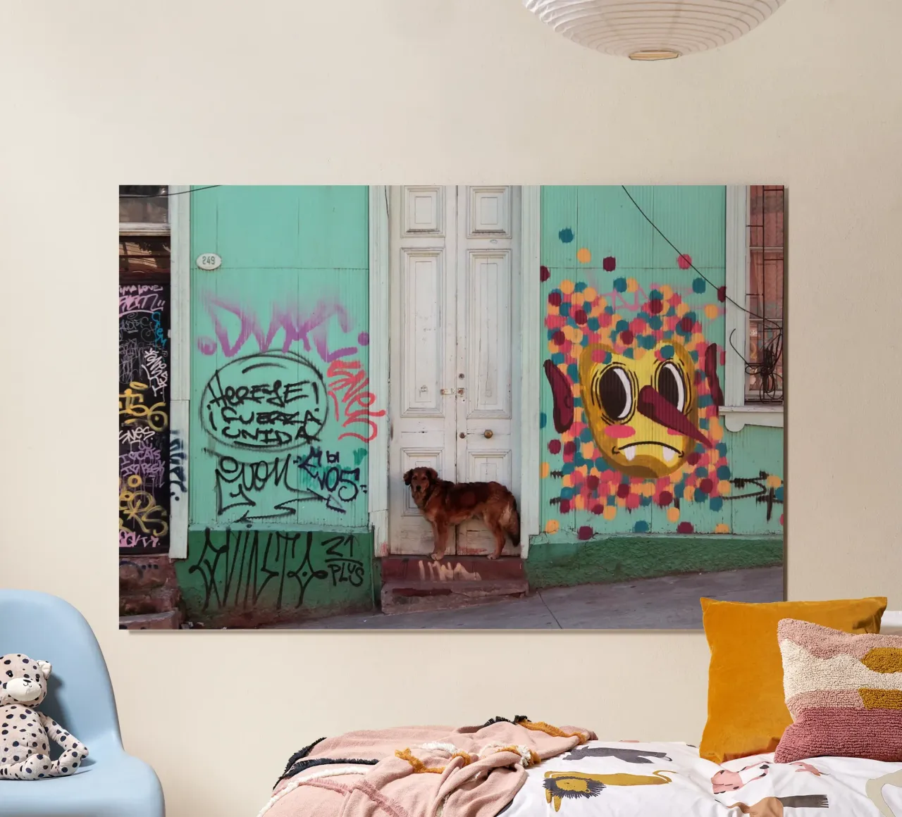 Cane e muro colorato poster con telaio in alluminio da LinaTravels