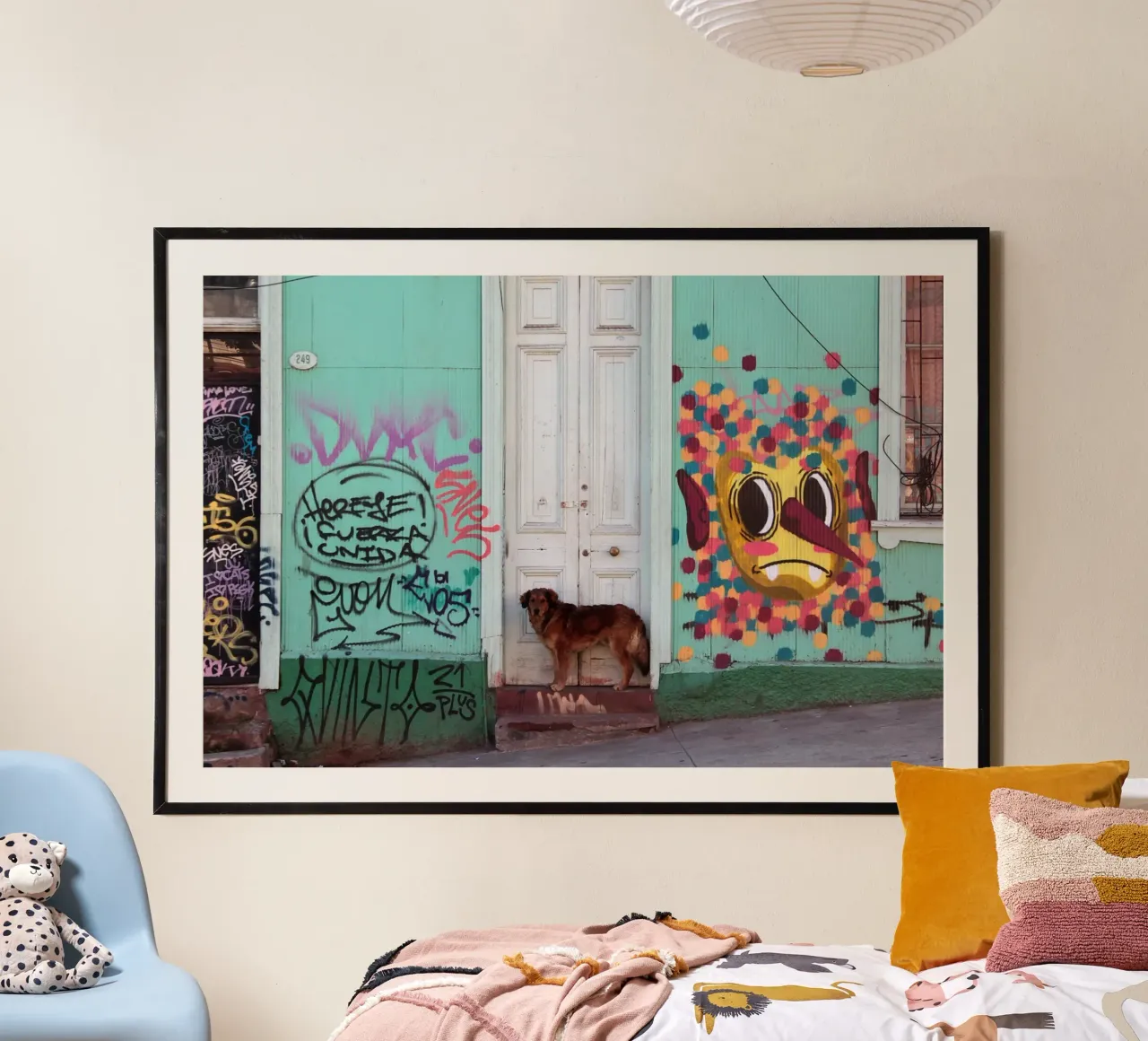 Cane e muro colorato poster con telaio in alluminio da LinaTravels