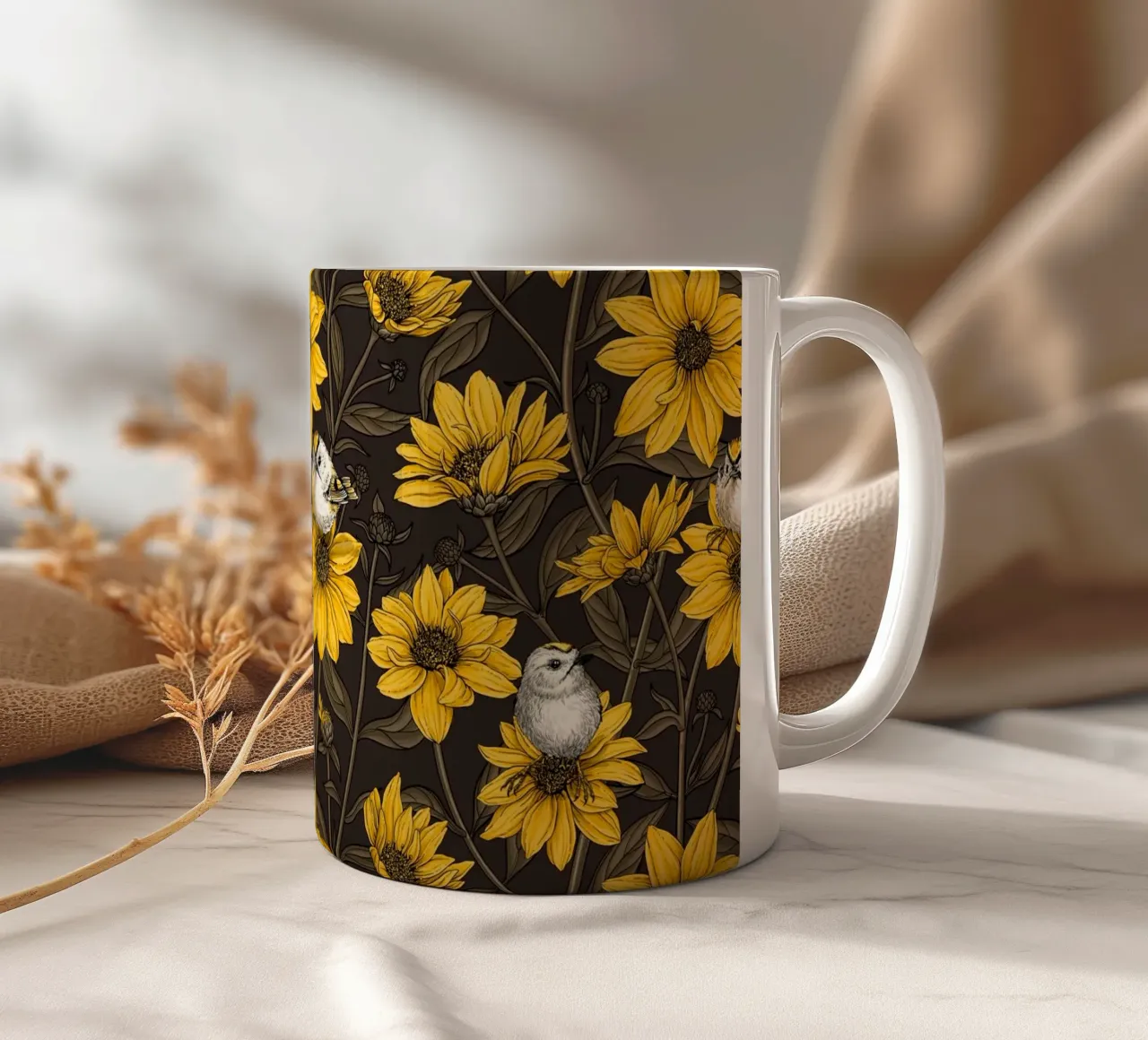 Girasoli selvatici e uccelli di tipo goldcrest/giallo e marrone tazza in ceramica da Painted Nature