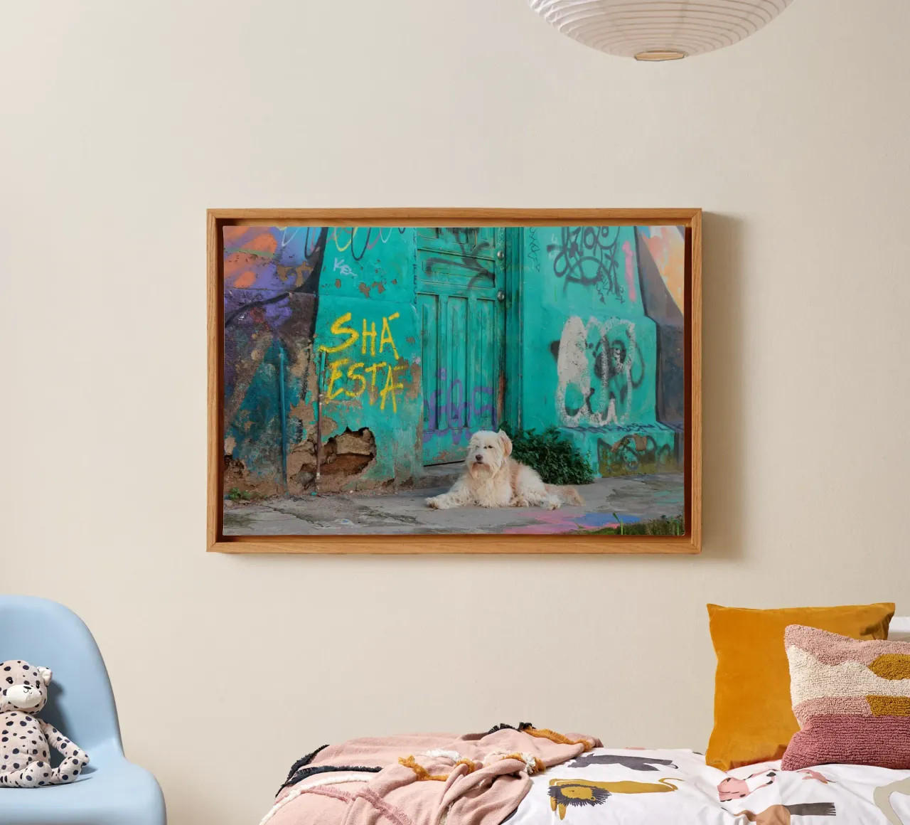 Chien devant un mur coloré toile avec Caisse américaine de LinaTravels