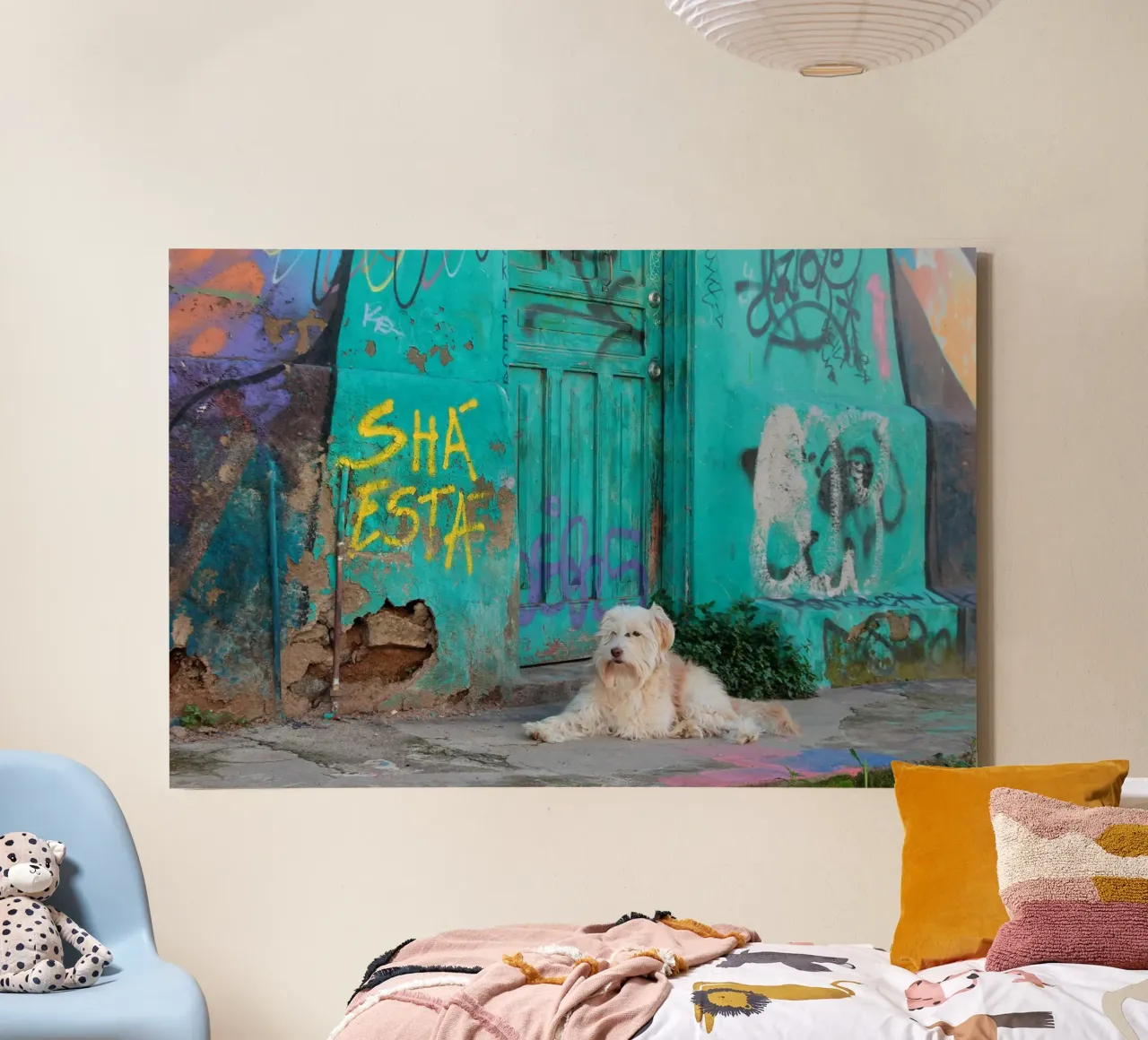 Chien devant un mur coloré toile avec Caisse américaine de LinaTravels