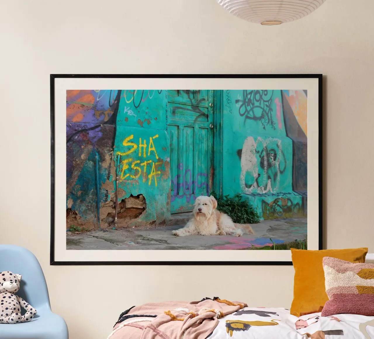 Cane davanti a un muro colorato poster da LinaTravels