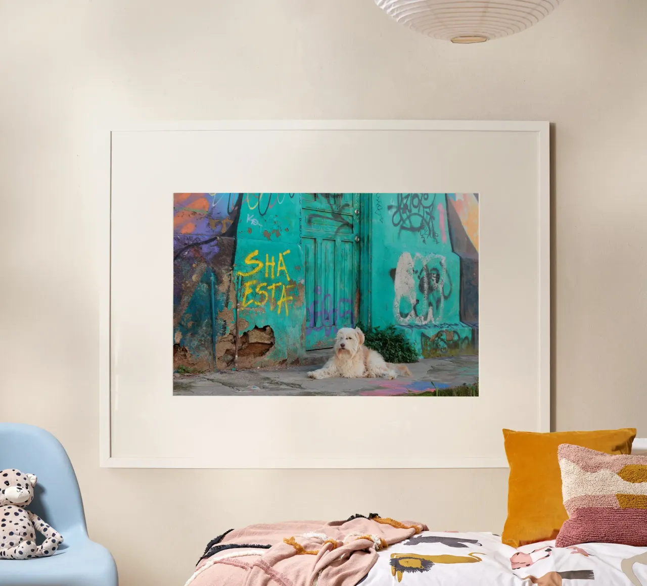 Cane davanti a un muro colorato poster da LinaTravels