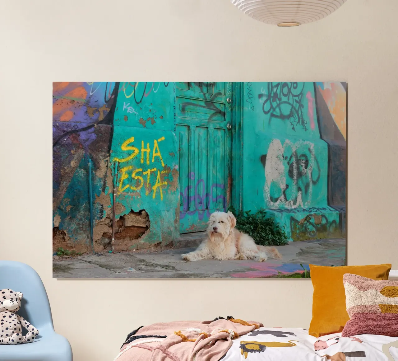 Cane davanti a un muro colorato poster da LinaTravels