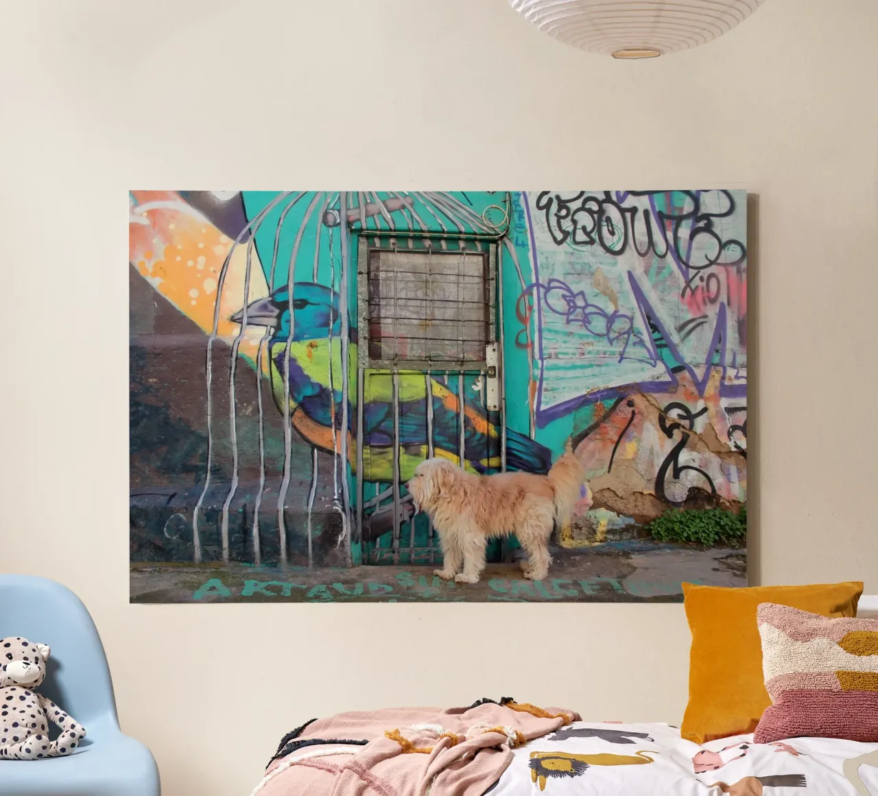 Ritratto di un cane davanti a un graffito tela con Cornice a cassetta da LinaTravels
