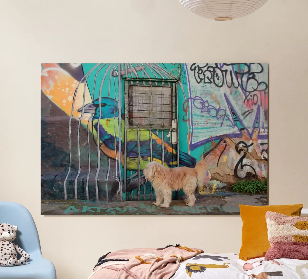 Ritratto di un cane davanti a un graffito poster da LinaTravels