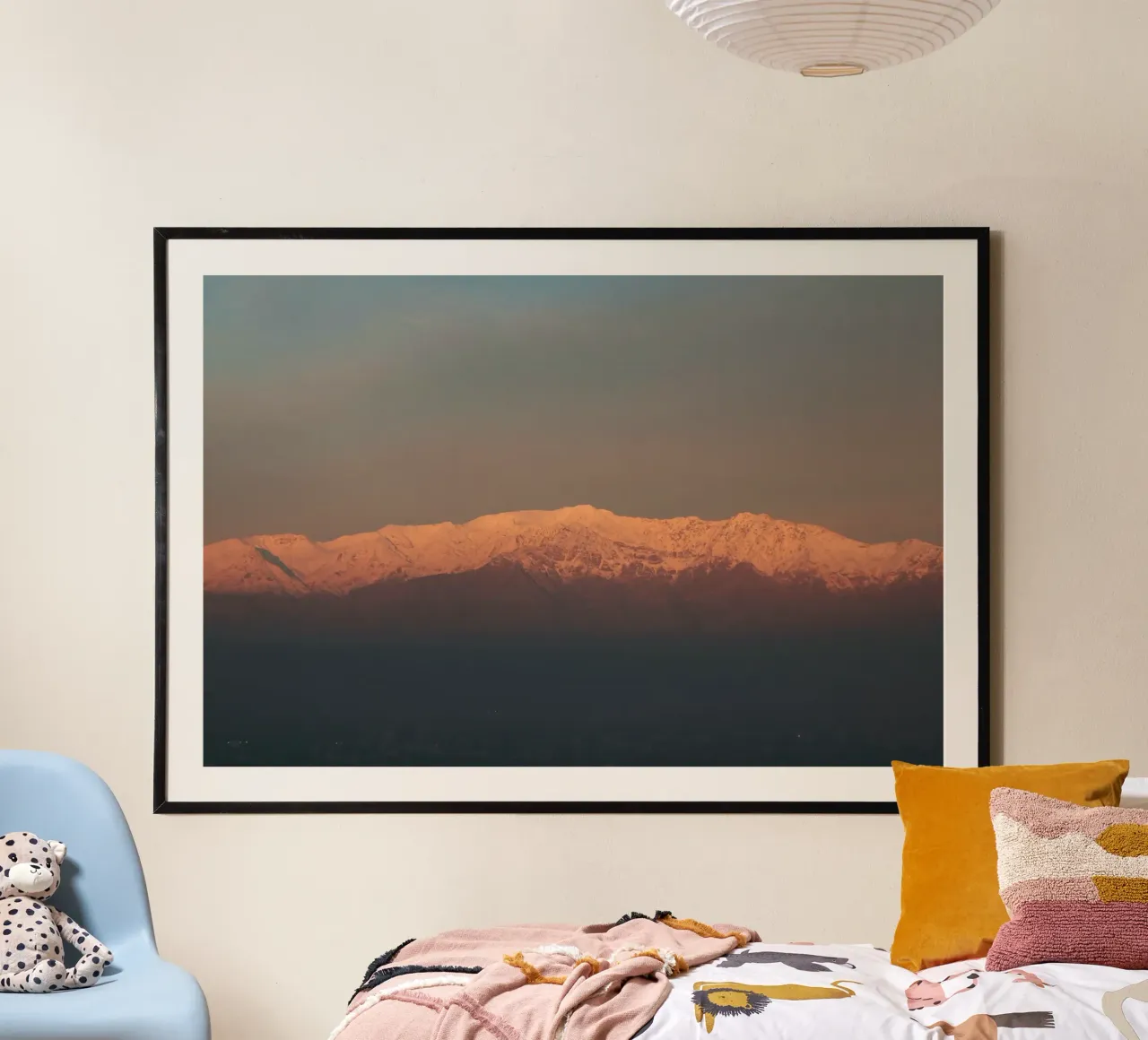 Tramonto rosa sulle montagne del Cile poster con telaio in legno da LinaTravels