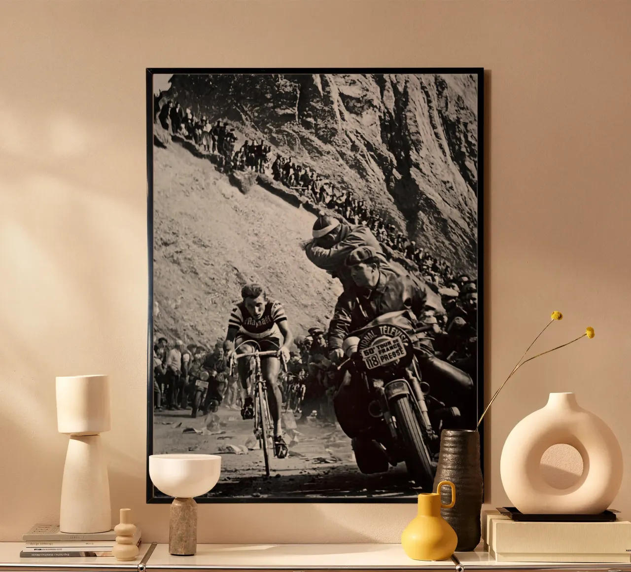 il tour de france è una scena di ciclismo sulle alpi poster con telaio in legno da addelia shope