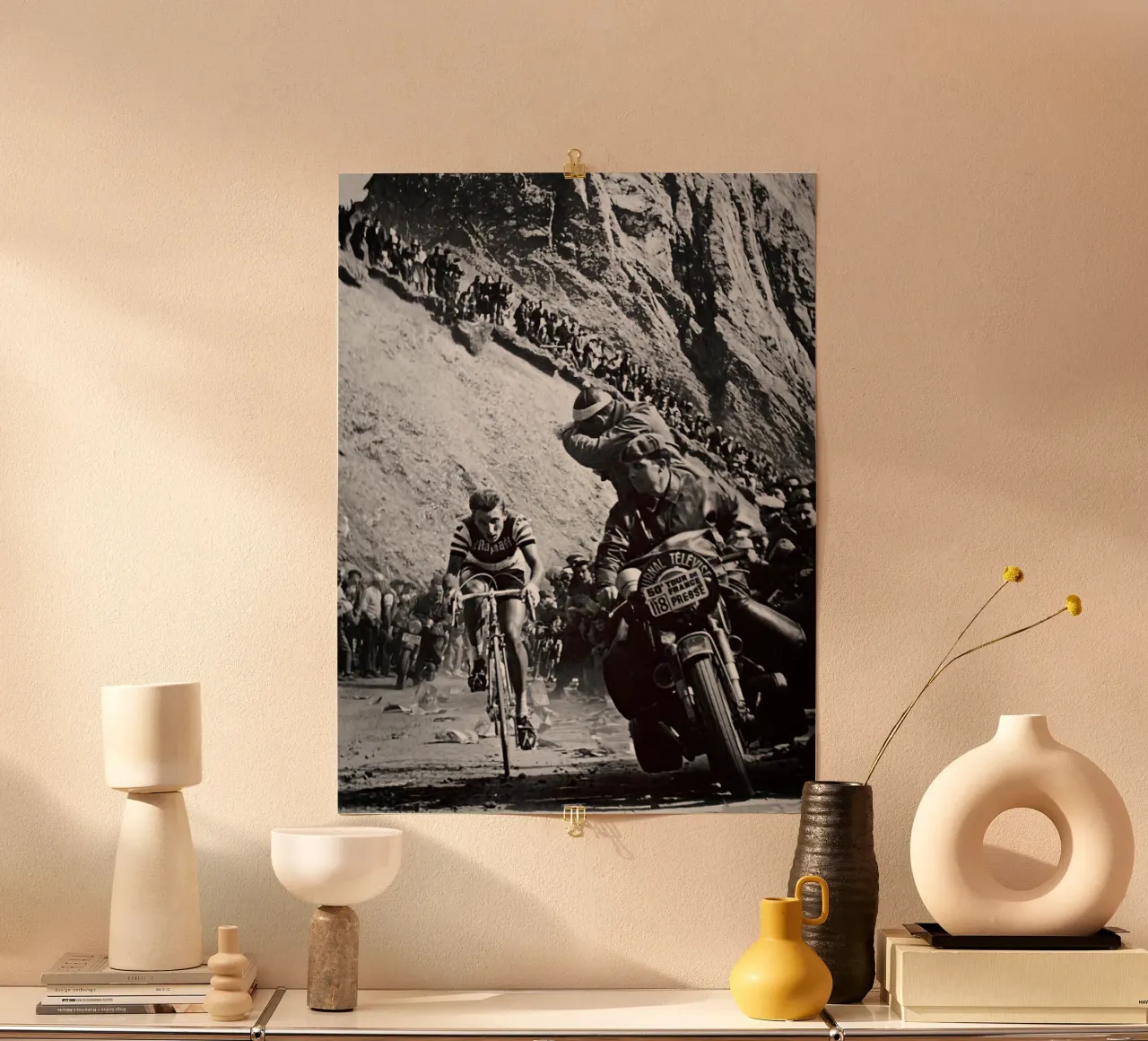 il tour de france è una scena di ciclismo sulle alpi poster con telaio in legno da addelia shope