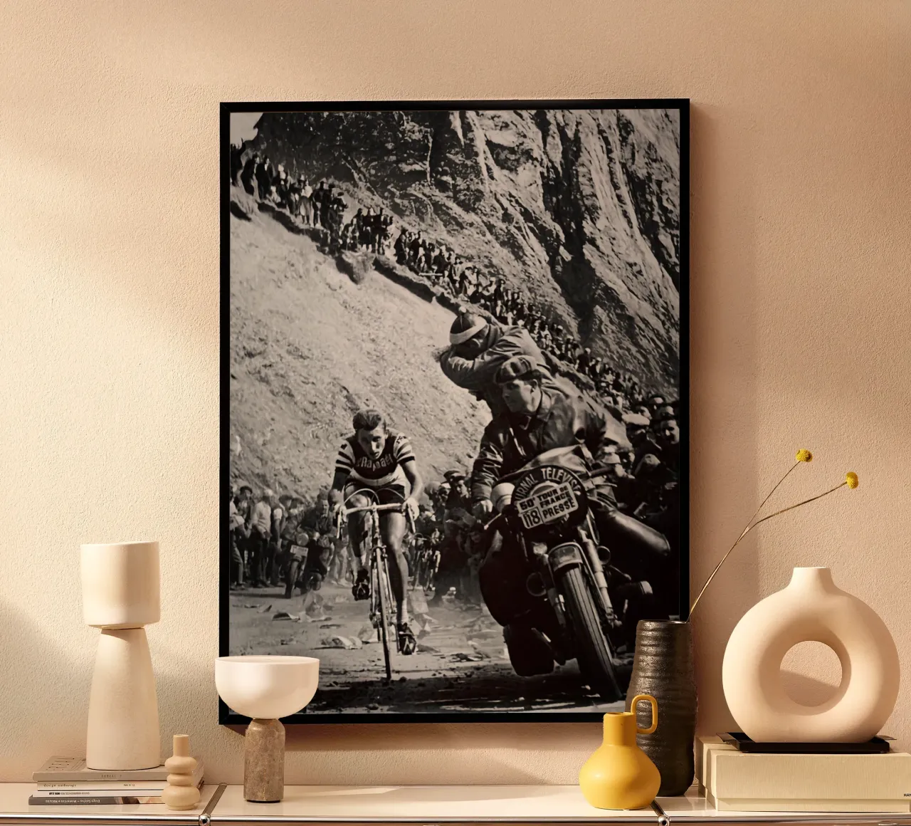 il tour de france è una scena di ciclismo sulle alpi poster con telaio in legno da addelia shope