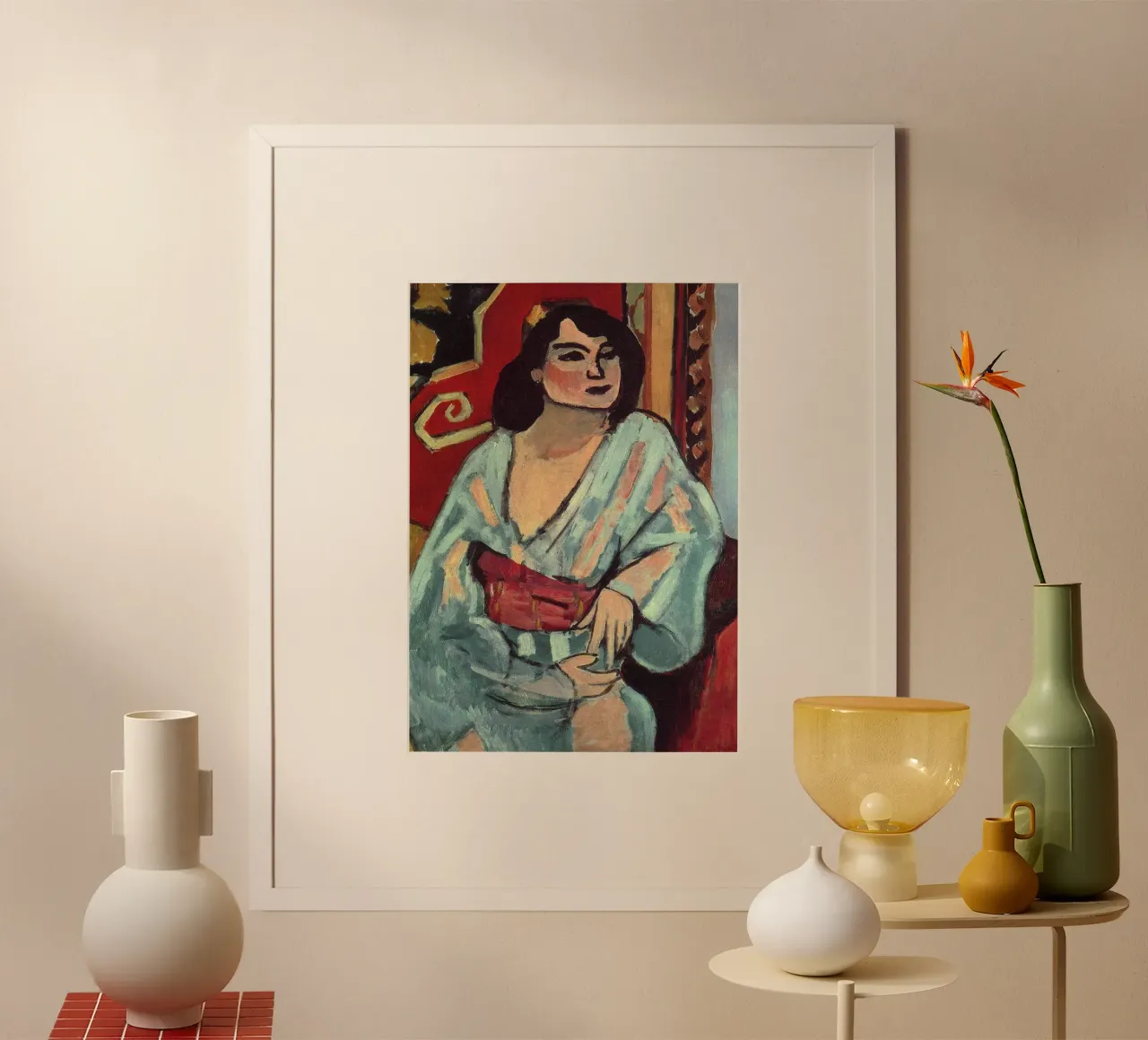 bella donna che indossa un abito bianco poster con telaio in legno da briyan shop