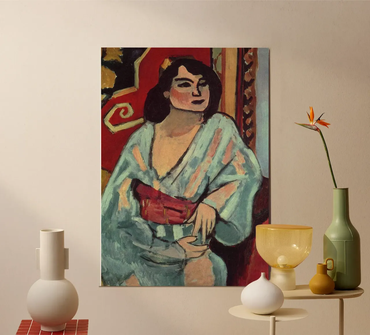 bella donna che indossa un abito bianco poster con telaio in legno da briyan shop