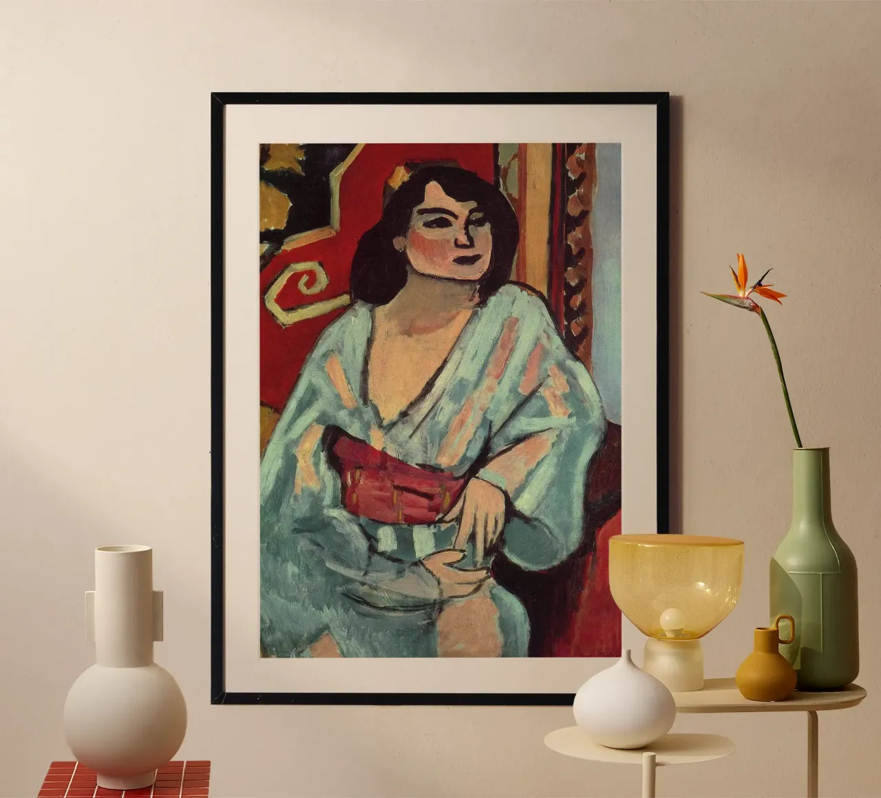bella donna che indossa un abito bianco poster con telaio in legno da briyan shop