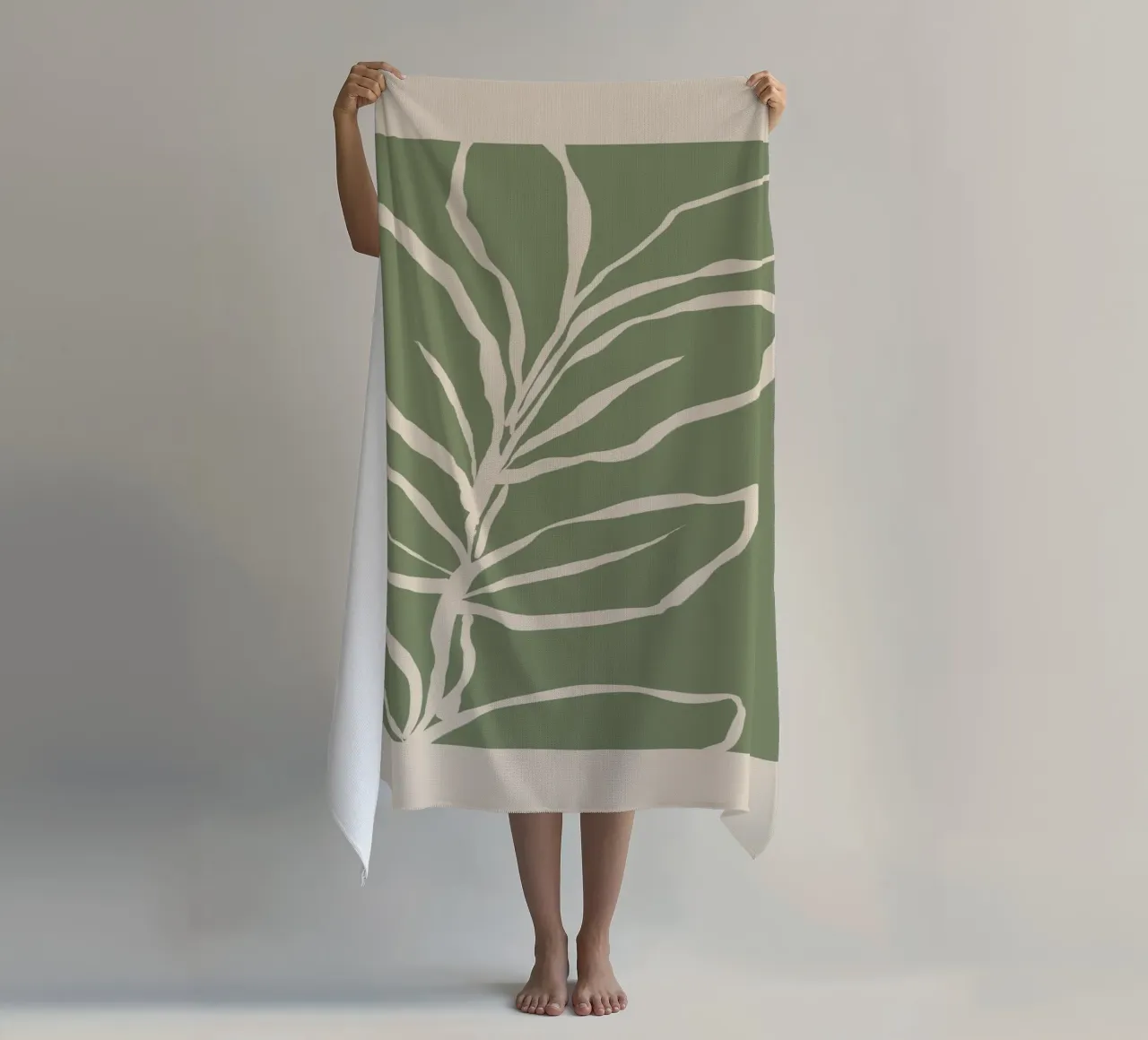 Feuille abstraite beige sur vert sauge serviette de plage de Melloi Art Print