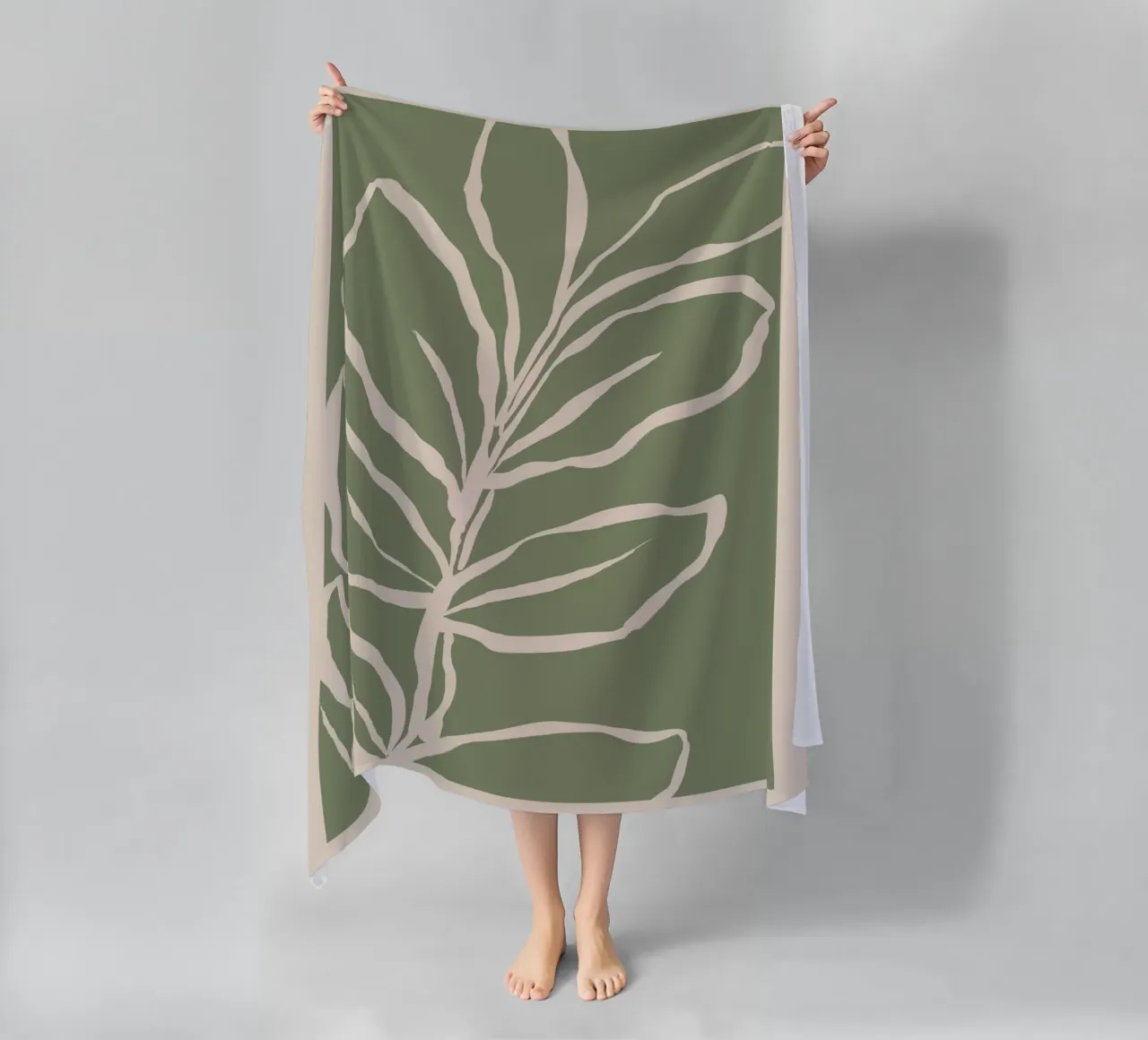 Feuille abstraite beige sur vert sauge serviette de plage de Melloi Art Print