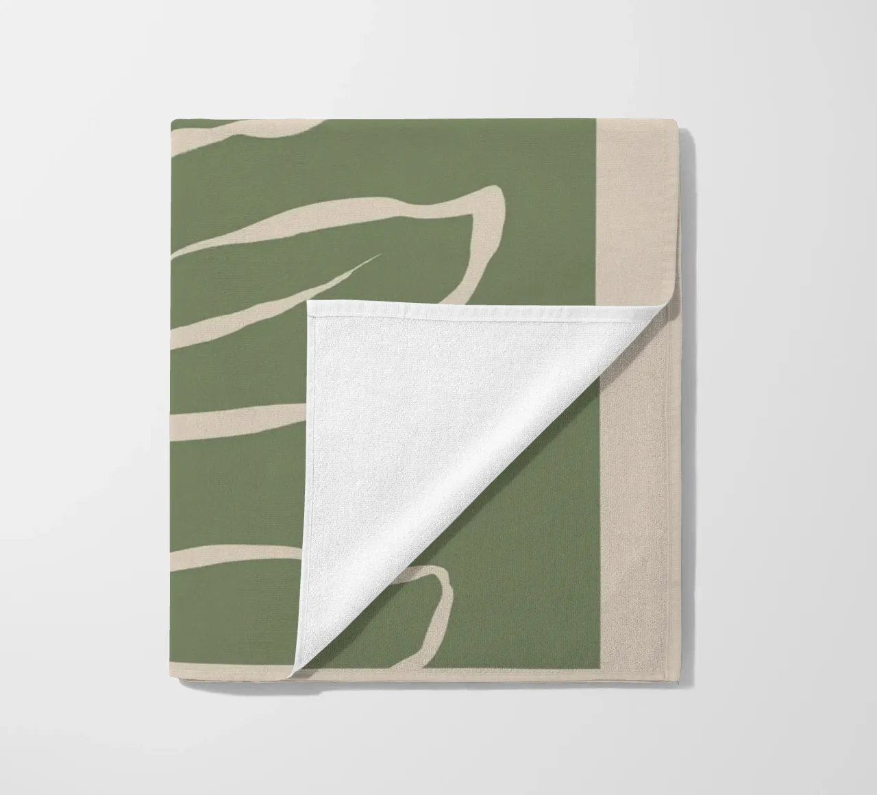 Feuille abstraite beige sur vert sauge serviette de plage de Melloi Art Print