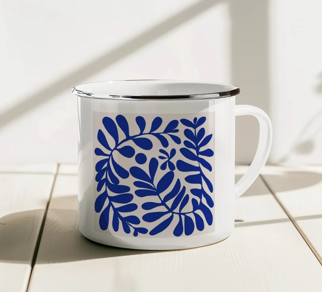 Fogliame ultramarino tazza in smalto da Little Dean