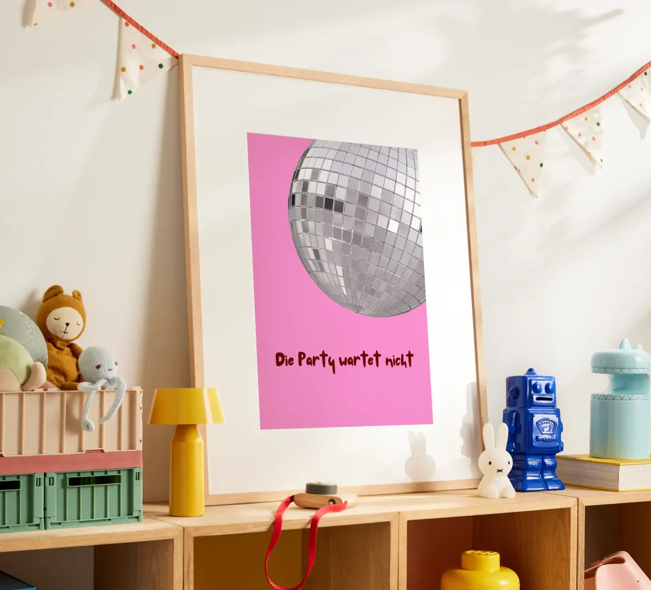 Die Party wartet nicht poster con telaio in plastica da https://www.juniqe.com/de/shop/artemis