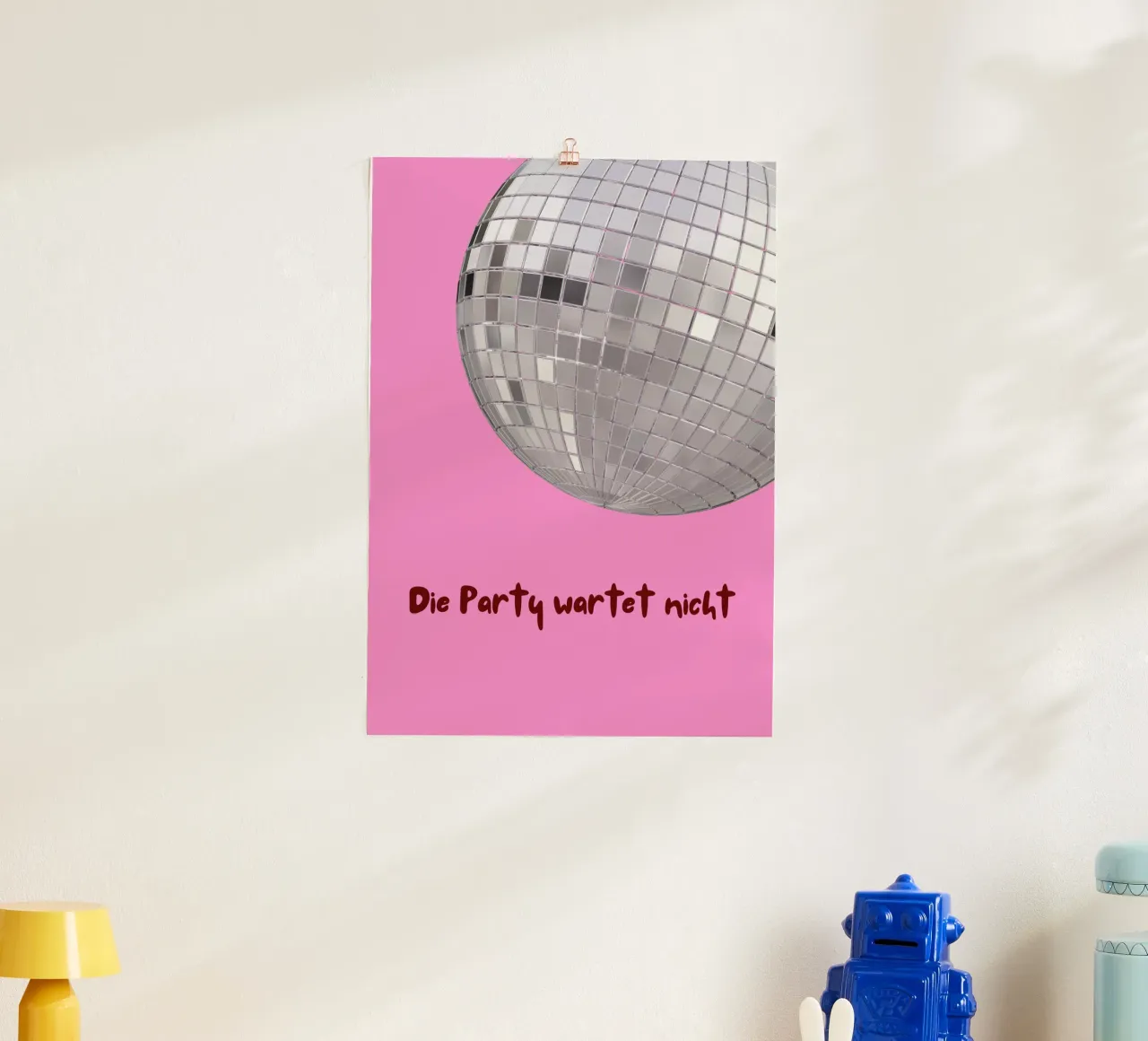 Die Party wartet nicht poster con telaio in plastica da https://www.juniqe.com/de/shop/artemis