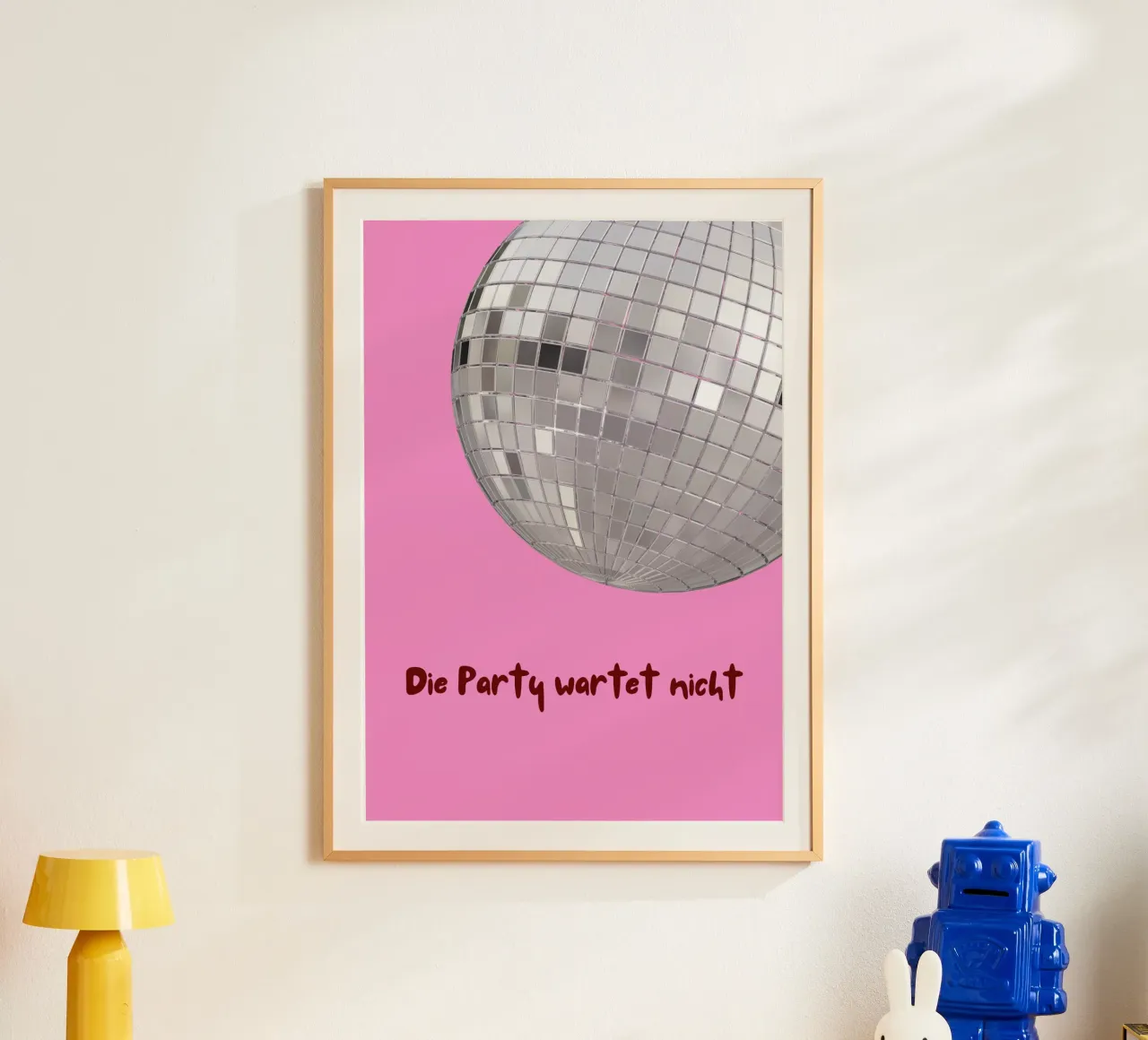 Die Party wartet nicht poster con telaio in plastica da https://www.juniqe.com/de/shop/artemis