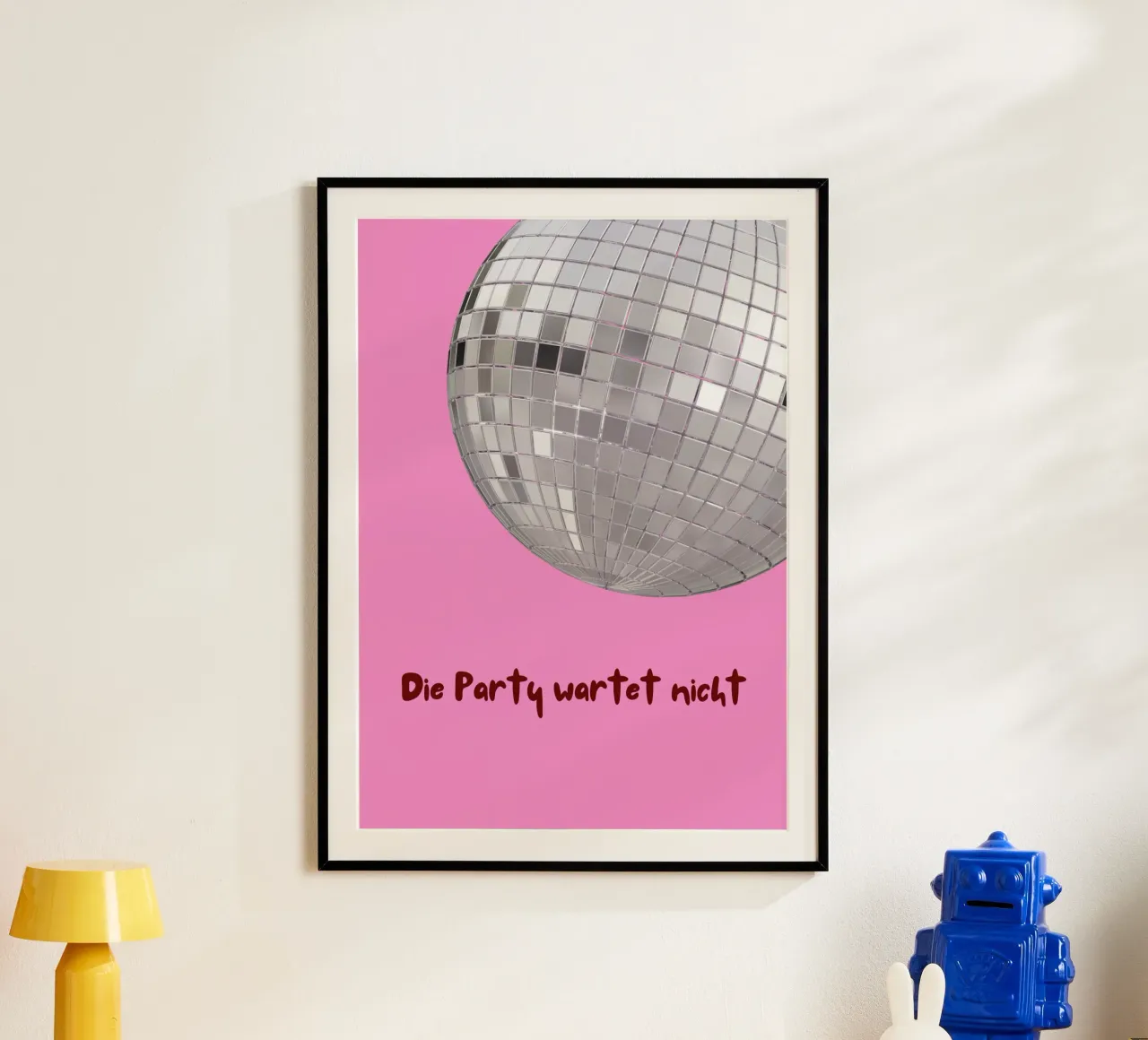 Die Party wartet nicht poster con telaio in plastica da https://www.juniqe.com/de/shop/artemis