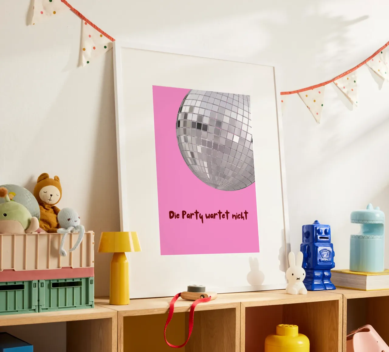 Die Party wartet nicht poster con telaio in plastica da https://www.juniqe.com/de/shop/artemis