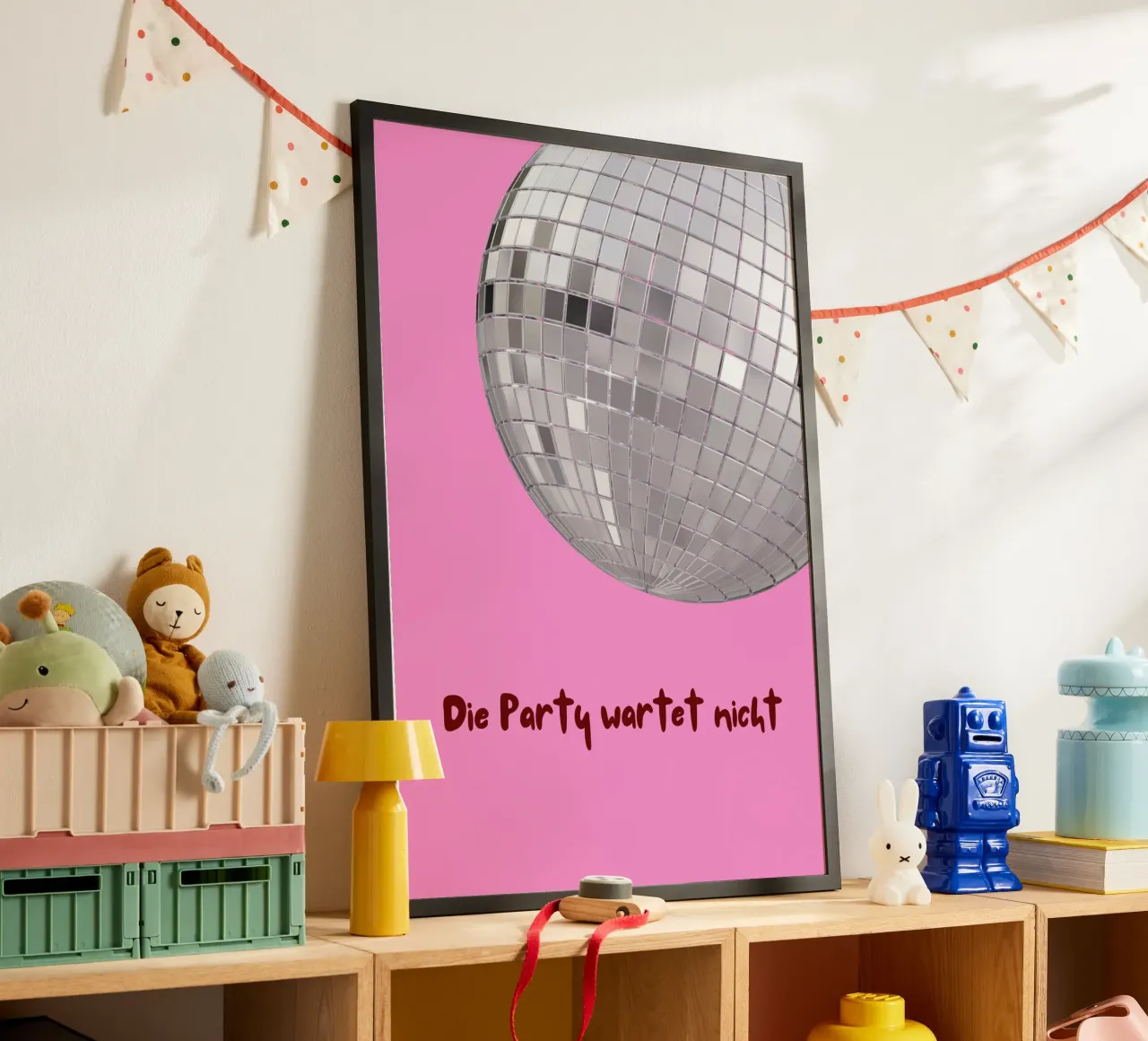 Die Party wartet nicht poster con telaio in plastica da https://www.juniqe.com/de/shop/artemis