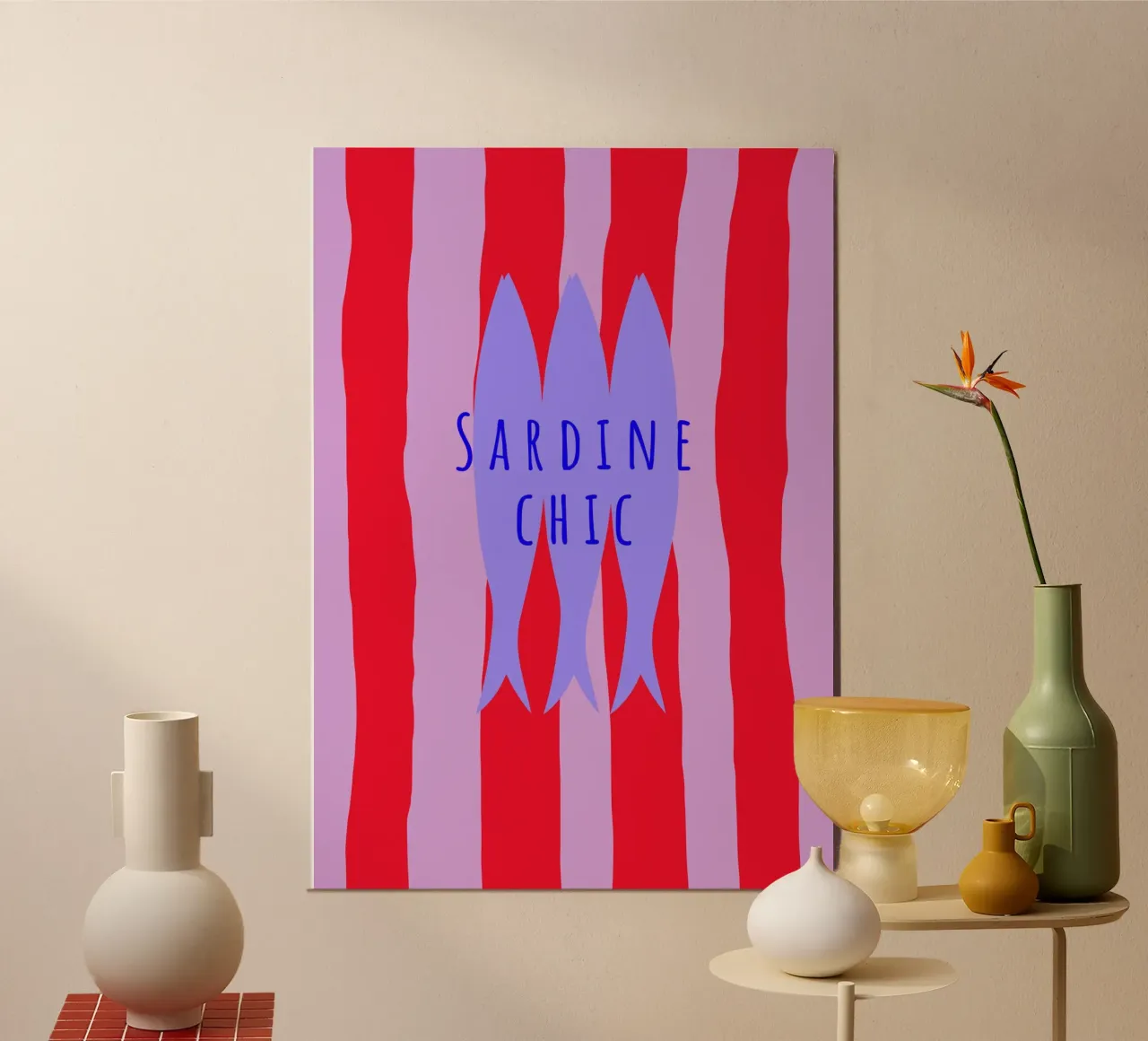Sardine chic. (verfügbar in zwei Varianten „bei check out“) poster con telaio in legno da FRICKE DESIGN