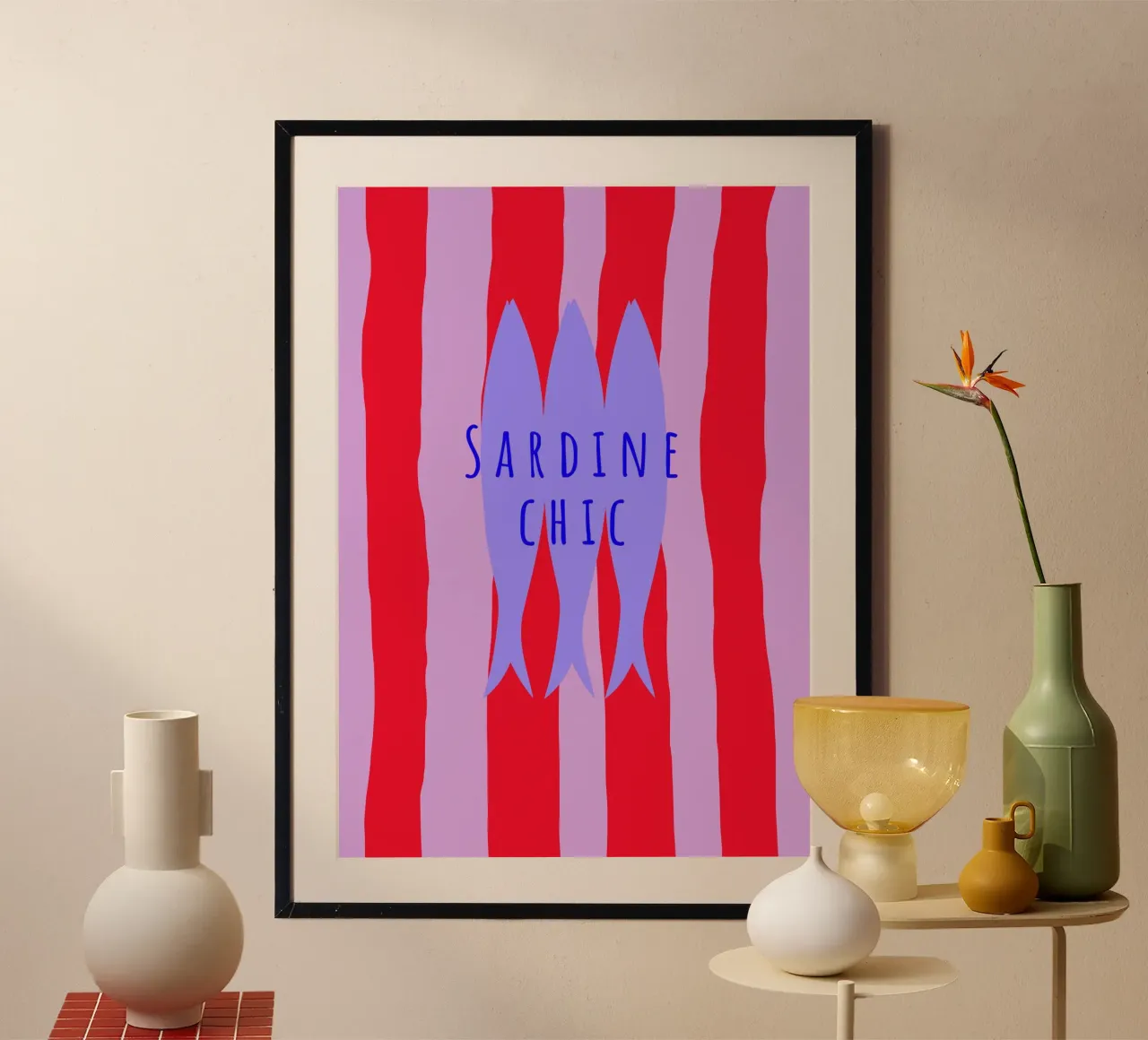 Sardine chic. (verfügbar in zwei Varianten „bei check out“) poster con telaio in legno da FRICKE DESIGN