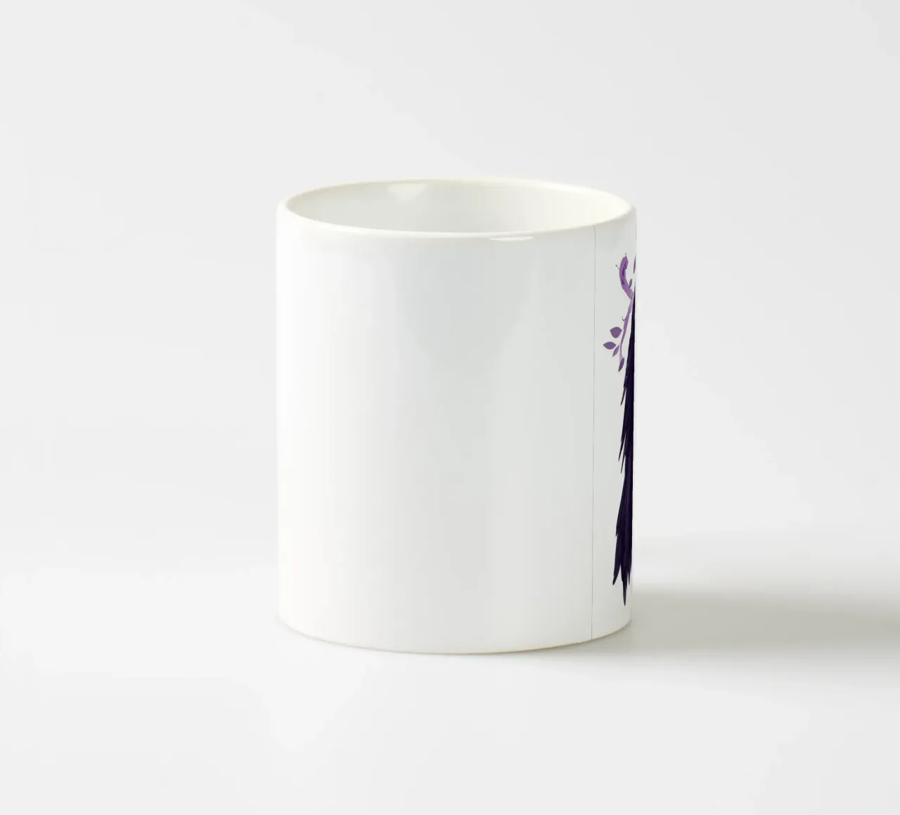 Corvo mistico con occhi luminosi tazza in ceramica da pixelbull - medieval art and more