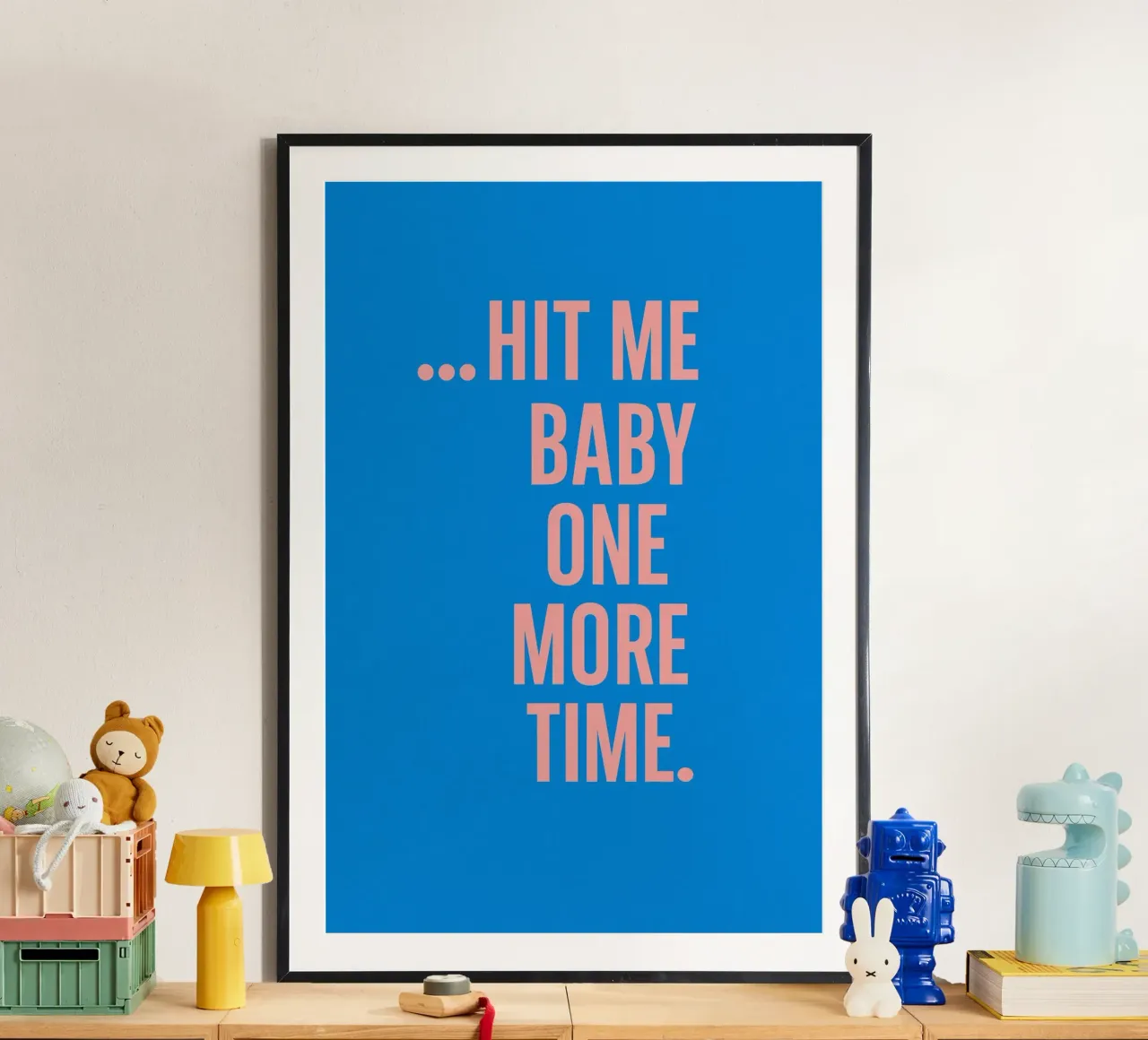Poster di Britney Spears - "Hit Me Baby One More Time poster con telaio in legno da QuooodZ by MooodzArt