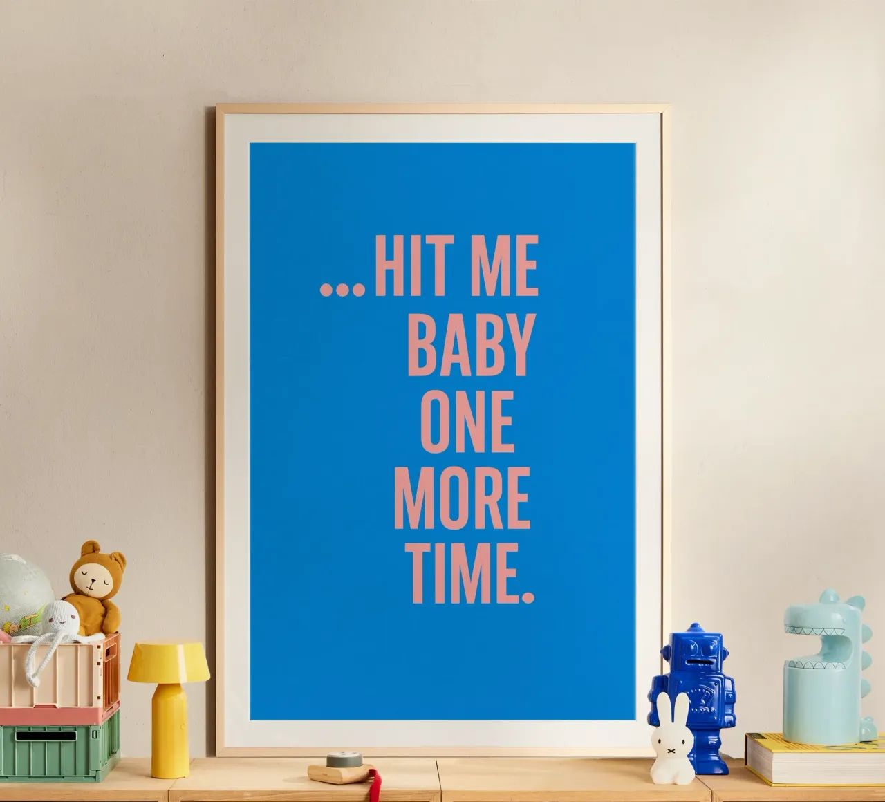 Poster di Britney Spears - "Hit Me Baby One More Time poster con telaio in legno da QuooodZ by MooodzArt
