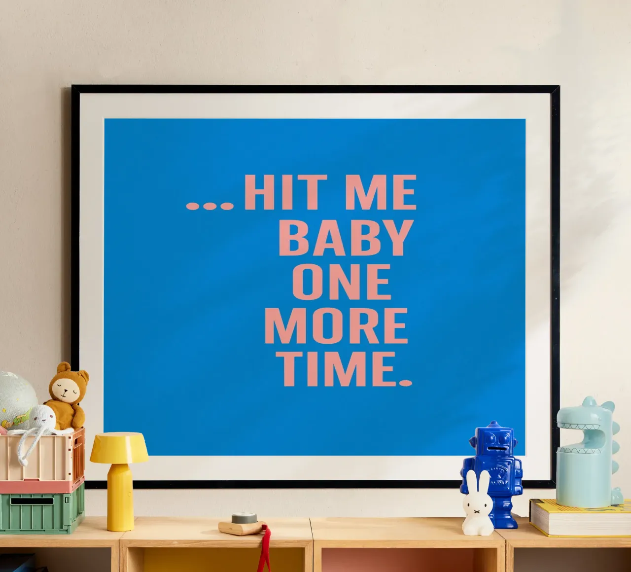 Poster di Britney Spears - "Hit Me Baby One More Time poster con telaio in legno da QuooodZ by MooodzArt