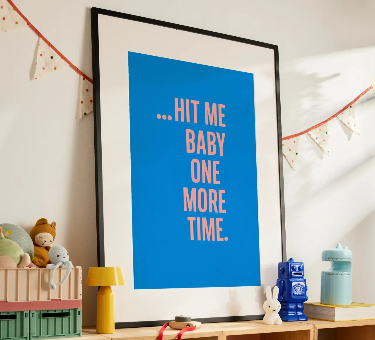 Poster di Britney Spears - "Hit Me Baby One More Time poster con telaio in legno da QuooodZ by MooodzArt