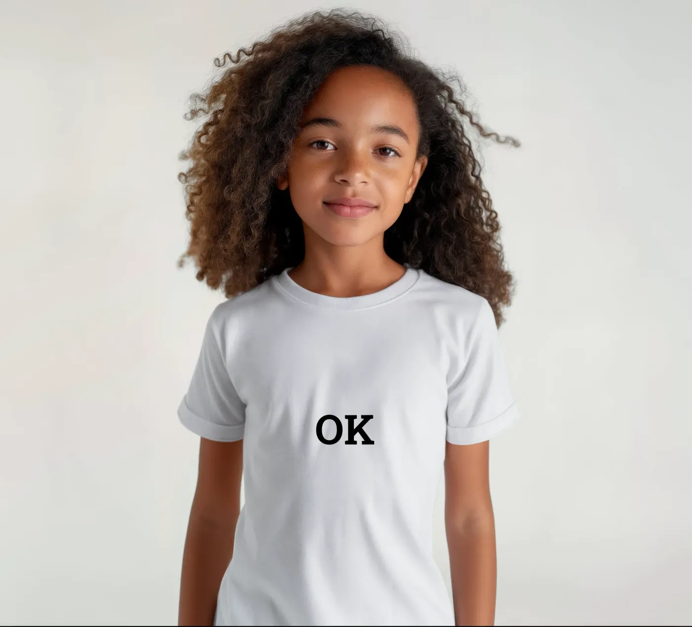 OK, poster con tipografia minimalista in bianco e nero t-shirt bambini da RB-Quotes