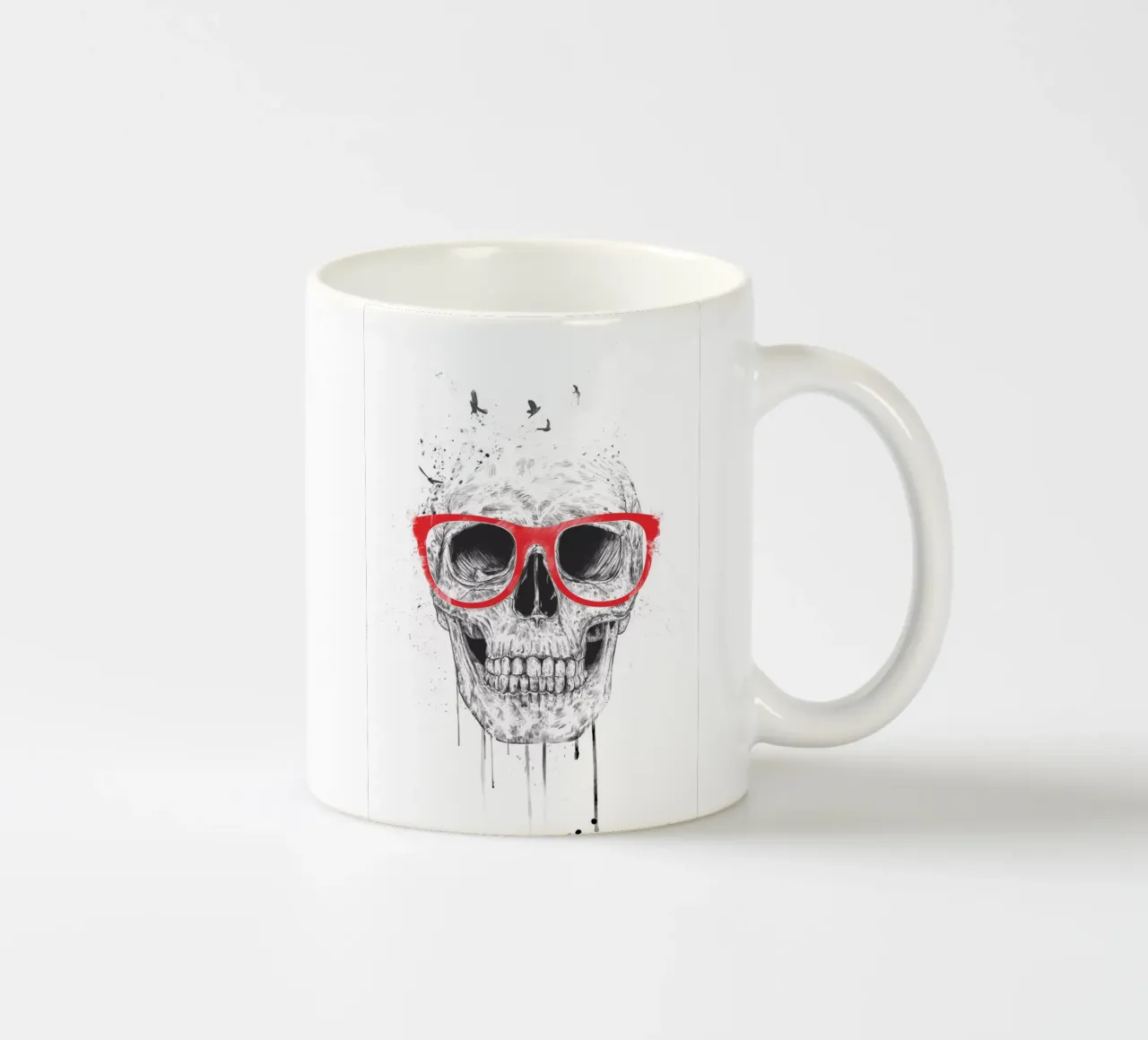 Skull with red glasses tazza in ceramica da Balazs Solti