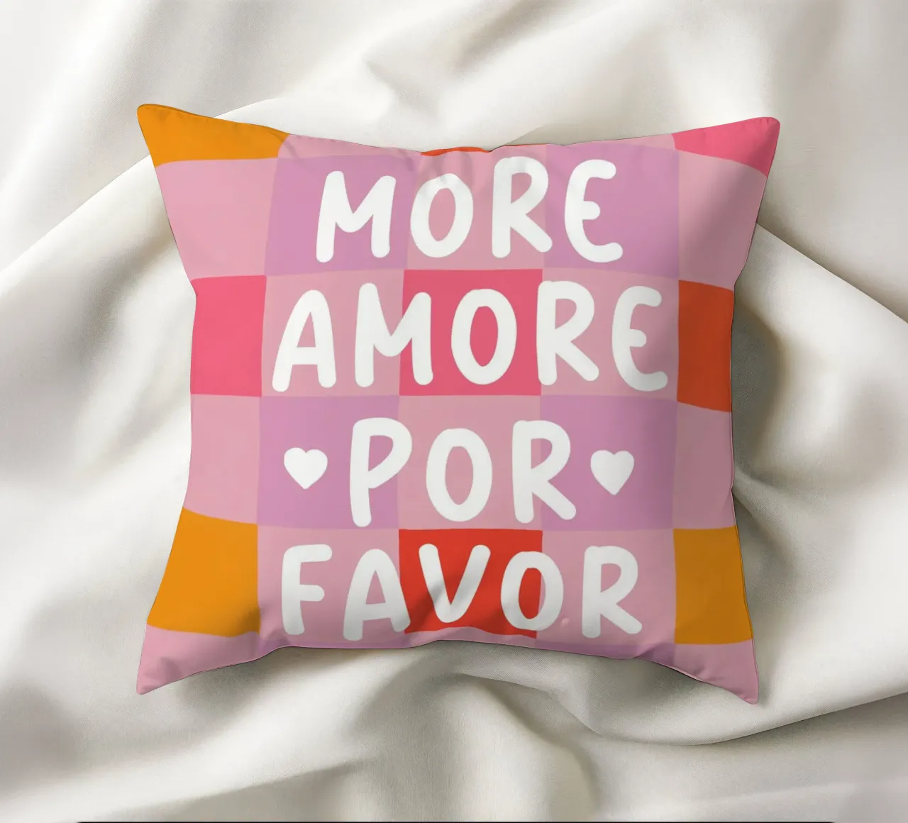 Più Amore in uno schema a scacchi cuscino da Carinaprint